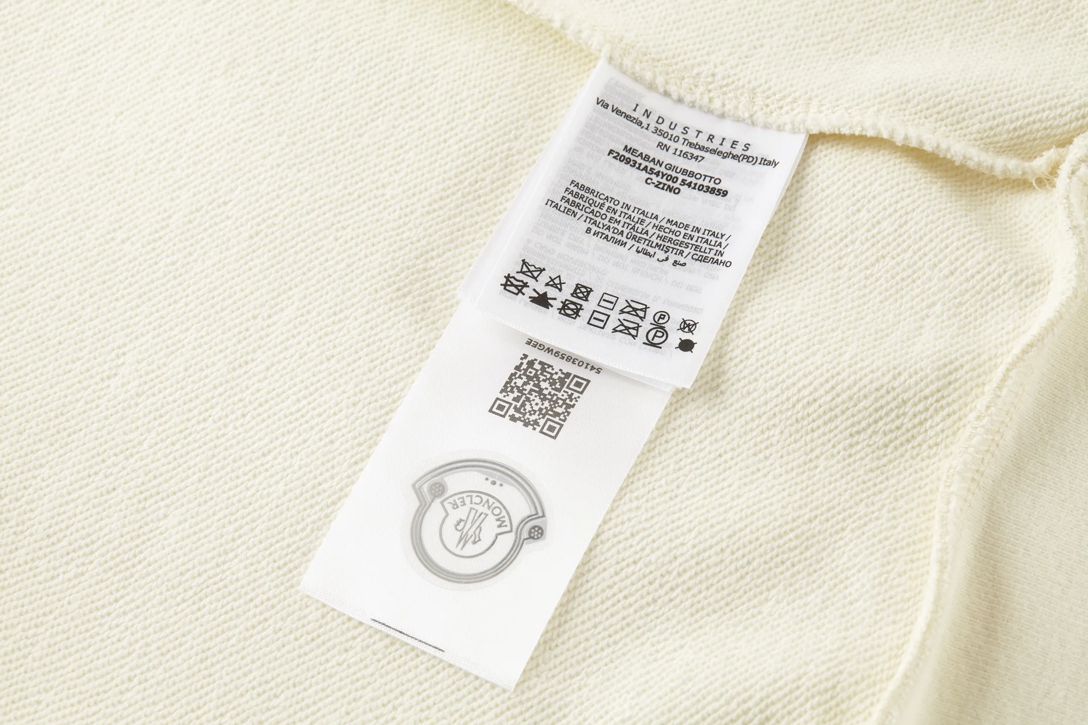 P360 MONCLER Covered Mouth Embroidered Armband Sweatshirt Fabric: Made of 380g brushed sweatshirt terry, the fabric is brushed to make the surface feel softer and smoother. The thread is matched with 1*1 double yarn thread.  Craftsmanship: Embroidery uses 3D multi-dimensional embroidery, embellished with connected brand embroidered letters. The armband is made of sheepskin composite embroidery technology.  Made from soft cotton fleece, this sweatshirt is suitable for all seasons. Round neck design, embellished with logo embroidery, inspired by college baseball uniforms. Round neck made of cotton fleece fabric Logo embossed and embroidered Accessories: Customized 1:1 washed logo Accessories: Customized 1:1 embroidered armband Craftsmanship: Customized 1:1 three-dimensional embroidery Size: S-M-L-XL Color: Black-Apricot