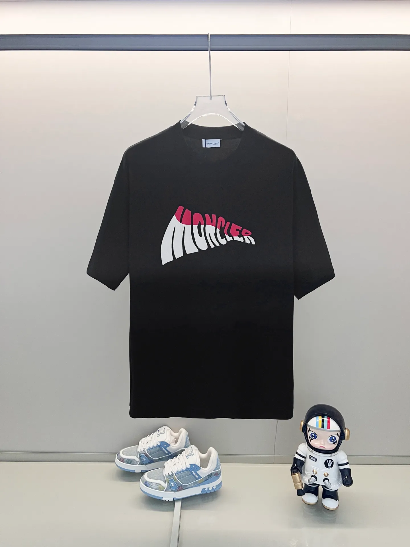 P150 MONCLER/muzzled 260g round neck short-sleeved T-shirt, color block embroidery🪡letter LOGO brand seal design logo, official synchronization, high version, high quality, fashionable personality, versatile trend, pure original quality, original fabric, tag, collar label, washed wheat, three complete standards, color: black, white. Size: XS-L