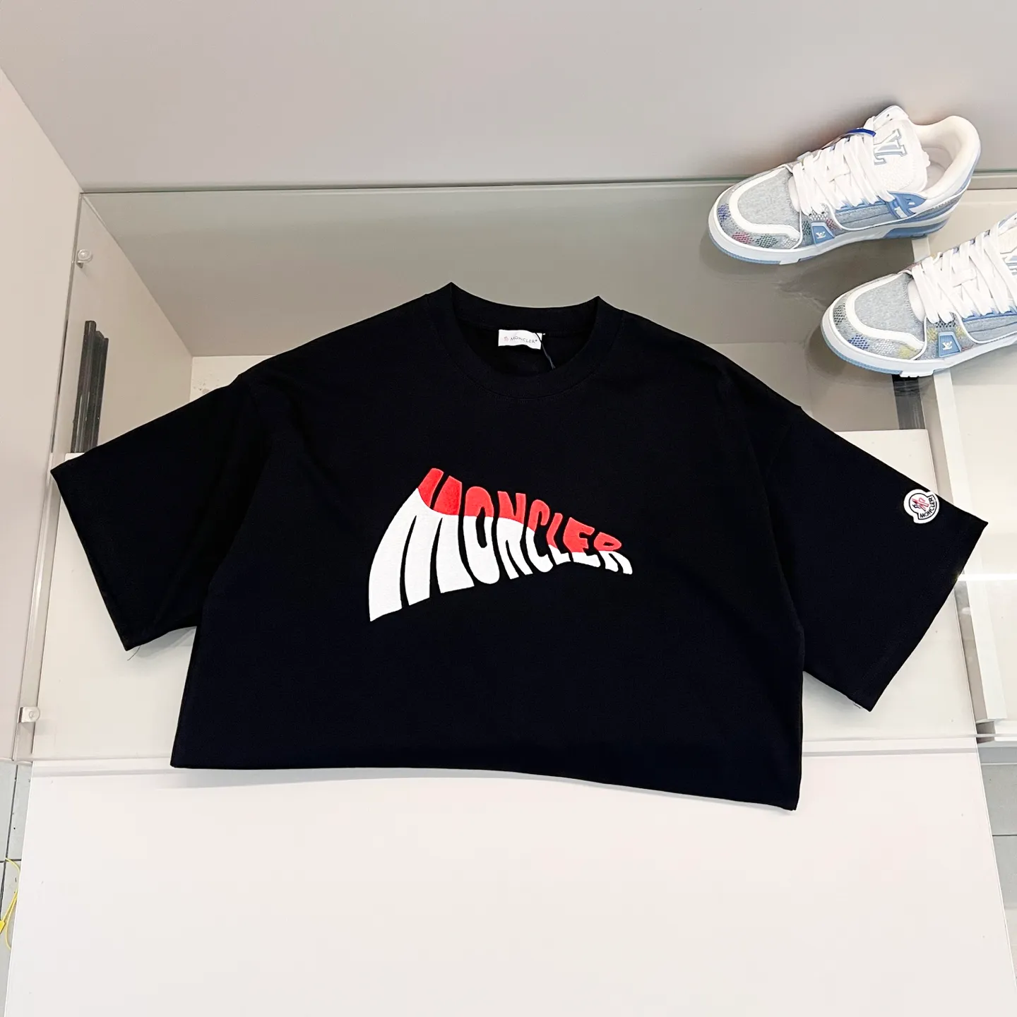 P150 MONCLER/muzzled 260g round neck short-sleeved T-shirt, color block embroidery🪡letter LOGO brand seal design logo, official synchronization, high version, high quality, fashionable personality, versatile trend, pure original quality, original fabric, tag, collar label, washed wheat, three complete standards, color: black, white. Size: XS-L
