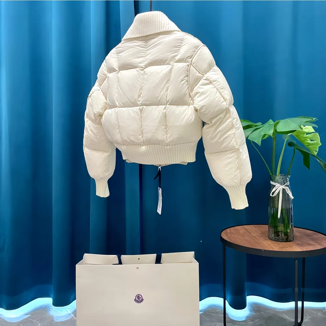 P900 Moncler➡️Mountain Mouth New Style🦢Goose Down Knit🧶Spliced ​​Down Jacket Jackets Women's MONCLER Moncler Meng Mouth Bursting Street New Product Design Fashionable and Versatile Comfortable Breathable Mouth Down Jacket~Supports NFC chip induction and is on sale simultaneously on the official website! This down jacket has a great sense of design and looks. You can buy it directly due to quality control. It’s a high-end product that you can’t go wrong with! Simple and elegant design ~ and engraved with 1ogo letters ~ the overall design makes this dress unique! It is made of imported technical fabrics and is filled with 90% white goose down. The texture and shape of the fabric are exquisite. You can feel its strong aura through the detailed pictures. It also has superior handsomeness and thermal insulation performance. It can be easily worn in various occasions! With polythermal insulation, you don’t have to worry about a little chill! The placket adopts a zipper design, which is both fashionable and functional. It not only highlights the shape but also keeps warm. The design makes the whole style more luxurious!