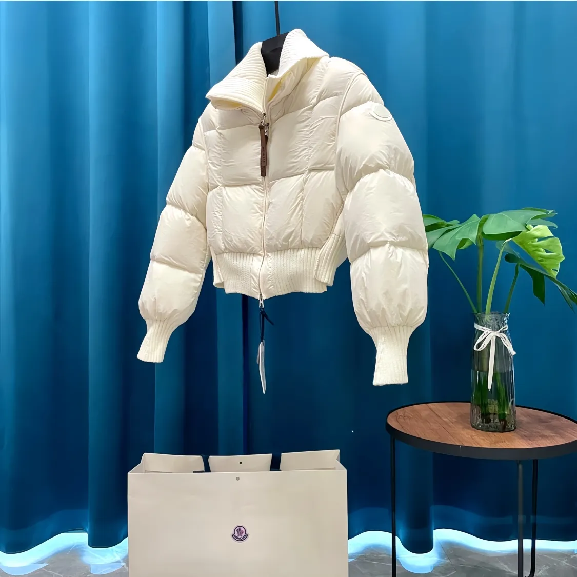 P900 Moncler➡️Mountain Mouth New Style🦢Goose Down Knit🧶Spliced ​​Down Jacket Jackets Women's MONCLER Moncler Meng Mouth Bursting Street New Product Design Fashionable and Versatile Comfortable Breathable Mouth Down Jacket~Supports NFC chip induction and is on sale simultaneously on the official website! This down jacket has a great sense of design and looks. You can buy it directly due to quality control. It’s a high-end product that you can’t go wrong with! Simple and elegant design ~ and engraved with 1ogo letters ~ the overall design makes this dress unique! It is made of imported technical fabrics and is filled with 90% white goose down. The texture and shape of the fabric are exquisite. You can feel its strong aura through the detailed pictures. It also has superior handsomeness and thermal insulation performance. It can be easily worn in various occasions! With polythermal insulation, you don’t have to worry about a little chill! The placket adopts a zipper design, which is both fashionable and functional. It not only highlights the shape but also keeps warm. The design makes the whole style more luxurious!