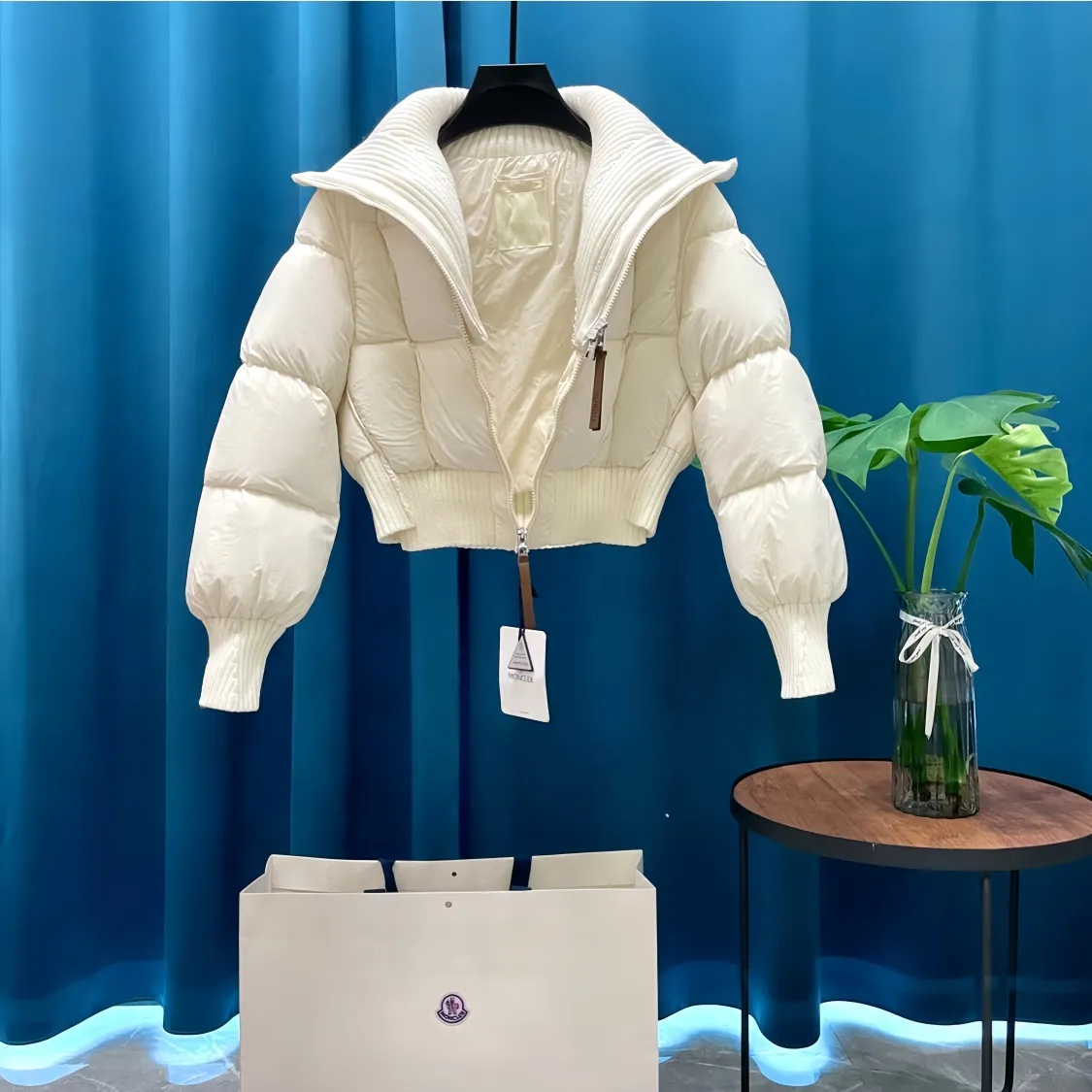 P900 Moncler➡️Mountain Mouth New Style🦢Goose Down Knit🧶Spliced ​​Down Jacket Jackets Women's MONCLER Moncler Meng Mouth Bursting Street New Product Design Fashionable and Versatile Comfortable Breathable Mouth Down Jacket~Supports NFC chip induction and is on sale simultaneously on the official website! This down jacket has a great sense of design and looks. You can buy it directly due to quality control. It’s a high-end product that you can’t go wrong with! Simple and elegant design ~ and engraved with 1ogo letters ~ the overall design makes this dress unique! It is made of imported technical fabrics and is filled with 90% white goose down. The texture and shape of the fabric are exquisite. You can feel its strong aura through the detailed pictures. It also has superior handsomeness and thermal insulation performance. It can be easily worn in various occasions! With polythermal insulation, you don’t have to worry about a little chill! The placket adopts a zipper design, which is both fashionable and functional. It not only highlights the shape but also keeps warm. The design makes the whole style more luxurious!