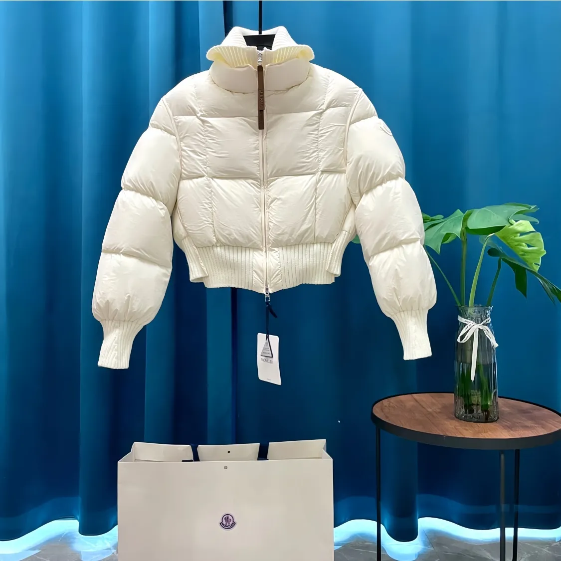 P900 Moncler➡️Mountain Mouth New Style🦢Goose Down Knit🧶Spliced ​​Down Jacket Jackets Women's MONCLER Moncler Meng Mouth Bursting Street New Product Design Fashionable and Versatile Comfortable Breathable Mouth Down Jacket~Supports NFC chip induction and is on sale simultaneously on the official website! This down jacket has a great sense of design and looks. You can buy it directly due to quality control. It’s a high-end product that you can’t go wrong with! Simple and elegant design ~ and engraved with 1ogo letters ~ the overall design makes this dress unique! It is made of imported technical fabrics and is filled with 90% white goose down. The texture and shape of the fabric are exquisite. You can feel its strong aura through the detailed pictures. It also has superior handsomeness and thermal insulation performance. It can be easily worn in various occasions! With polythermal insulation, you don’t have to worry about a little chill! The placket adopts a zipper design, which is both fashionable and functional. It not only highlights the shape but also keeps warm. The design makes the whole style more luxurious!