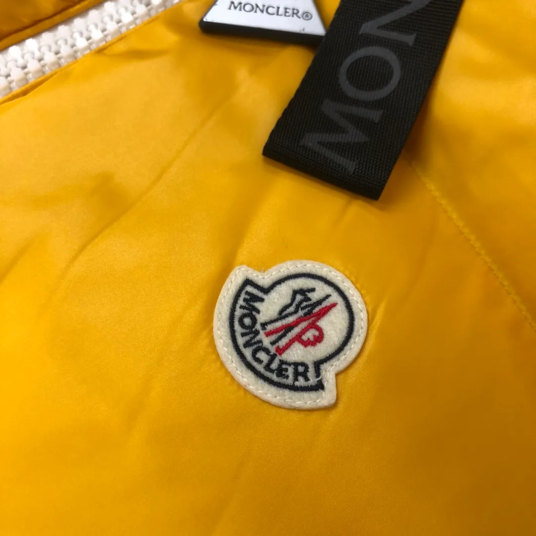 P640 🔥Mon*cler 2024 new down vest exclusive real shot✌️ 🥰🥰The design of the stand-up collar is inspired by Moncler’s iconic jacket from the 1980s🧥. It has been reinterpreted with modern and dynamic elements. 😎This vest🎽 embodies the personality of those who always want to be a champion🏆. It is fashionable and versatile🉑 and can be worn as a vest in the mid-season or paired with a windproof jacket in the cold winter. 👍🏻 Color: black (blue lining) blue (black lining) yellow (black lining) Size: 1-2-3-4-5 (M～3xl)