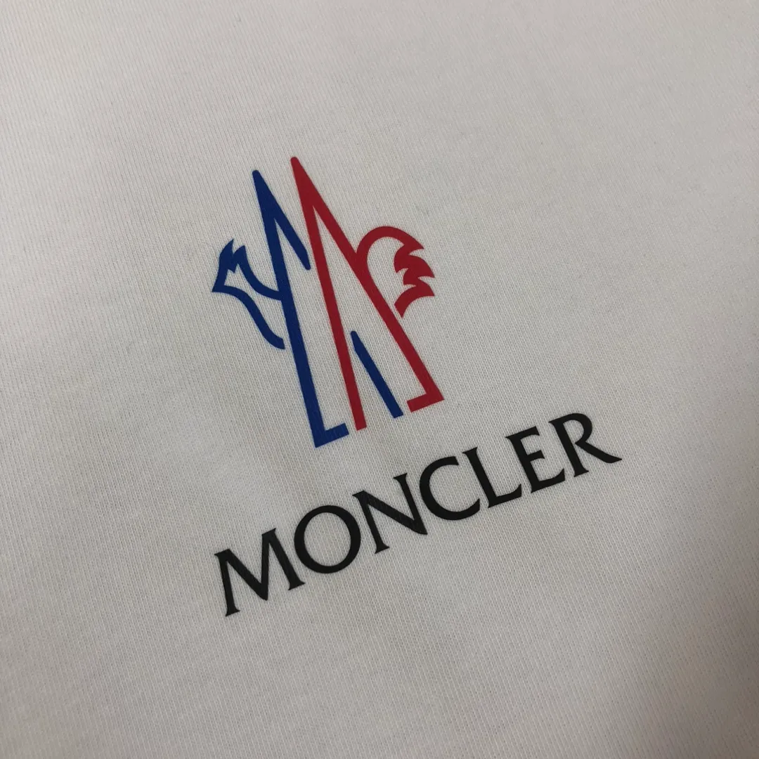 P160 MONCLER 2025 latest couple style round neck short-sleeved couple T-shirt, new spring and summer product, high quality 🔥🔥Three-dimensional logo letter logo printing technology on the chest! Fashionable and versatile trendy styles, customized imported fabrics! Comfortable to wear, breathable, fashionable without losing personality, the upper body is casual and casual, handsome and stylish, showing the temperament of a big brand. All three standards are complete! ! Color: Black White Gray Navy Size: S M L XL (Loose fit, please state your height and weight when placing an order)