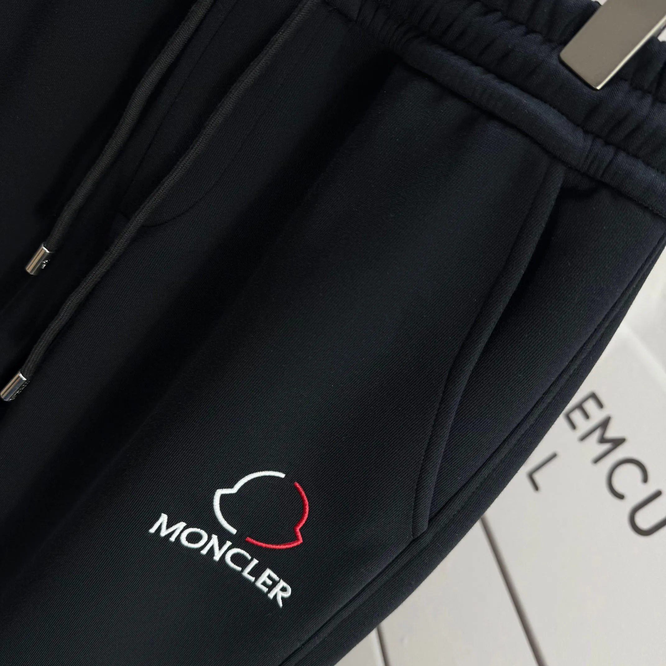 P310 MONCLER* Mouthless 2025 new autumn embroidered classic flat-legged casual sweatpants, same style for men and women. The fabric is made of 380g high-density double-sided Chinese custom fabric. No deformation, no shrinkage, three-dimensional drape. Color: black, navy blue, size: M-XXXL