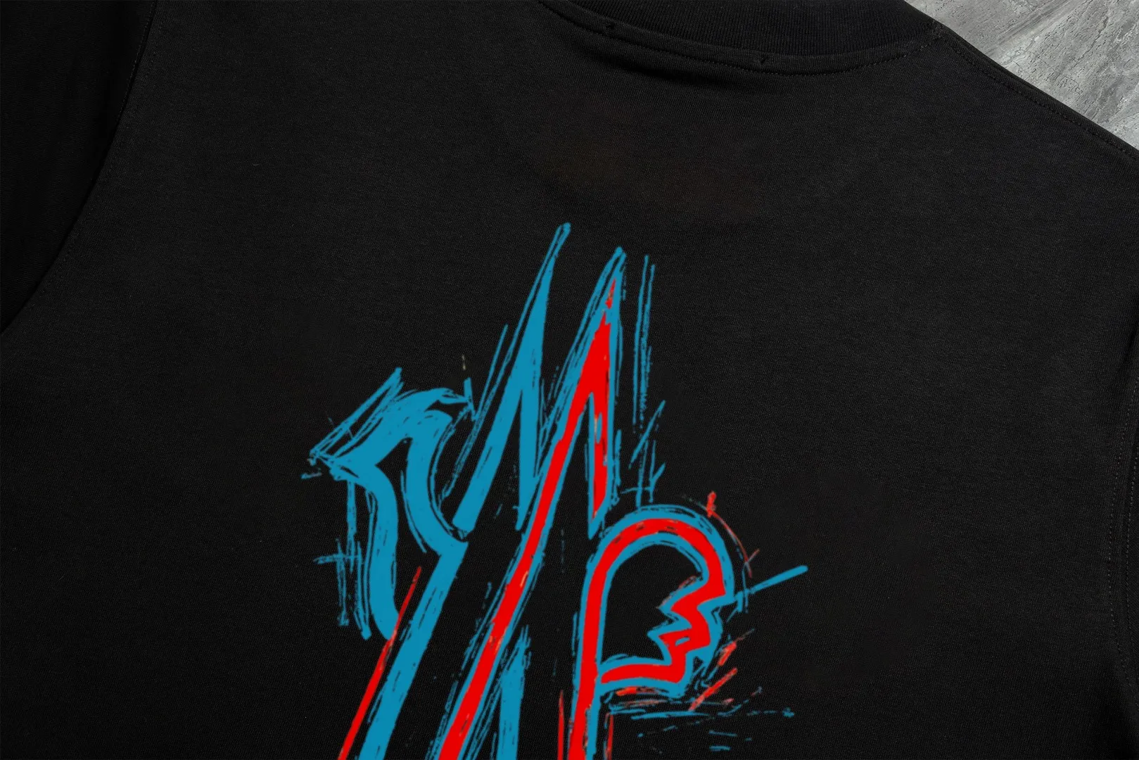 P210 high version sweatshirt) 📦With exclusive packaging📦 [Long-term ready stock] Upgraded version "Mobile phone smart sensor ~ NFC chip armband ~ Directly to the official website for anti-counterfeiting" 〖 𝐌𝐎𝐍𝐂𝐋𝐄𝐑 ~ Mouth covering〗 2025 new high quality, using 450 grams of heavyweight fabric Different from the market currency, you can mix and match everything at will and you will be handsome😎The whole clothes is made of double waistcoats. The double waistcoats make the whole dress more three-dimensional. It is not an ordinary factory that can do such fine work. 2025 autumn and winter new style, on sale at the counter, exquisite printed round neck terry sweatshirt. High-end double-ply cotton. Customized stretch ribs are dyed in the same vat. Three standards are complete. It is matched with digital printing patterns and is very breathable. Same style for men and women. Color: black, white, apricot. Size: S M L XL 2XL