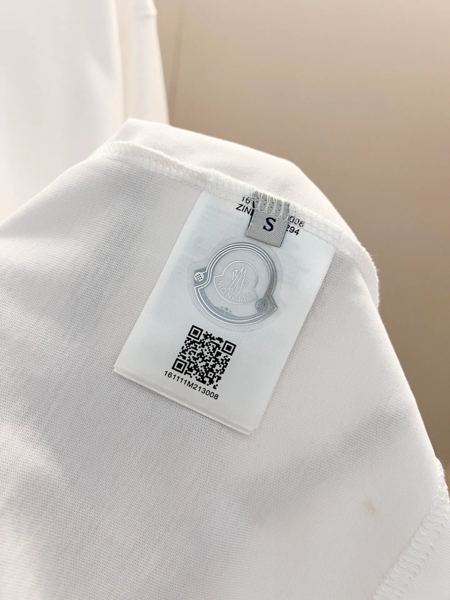 P150 MONCLER/muzzled 260g round neck short-sleeved T-shirt, color block embroidery🪡letter LOGO brand seal design logo, official synchronization, high version, high quality, fashionable personality, versatile trend, pure original quality, original fabric, tag, collar label, washed wheat, three complete standards, color: black, white. Size: XS-L