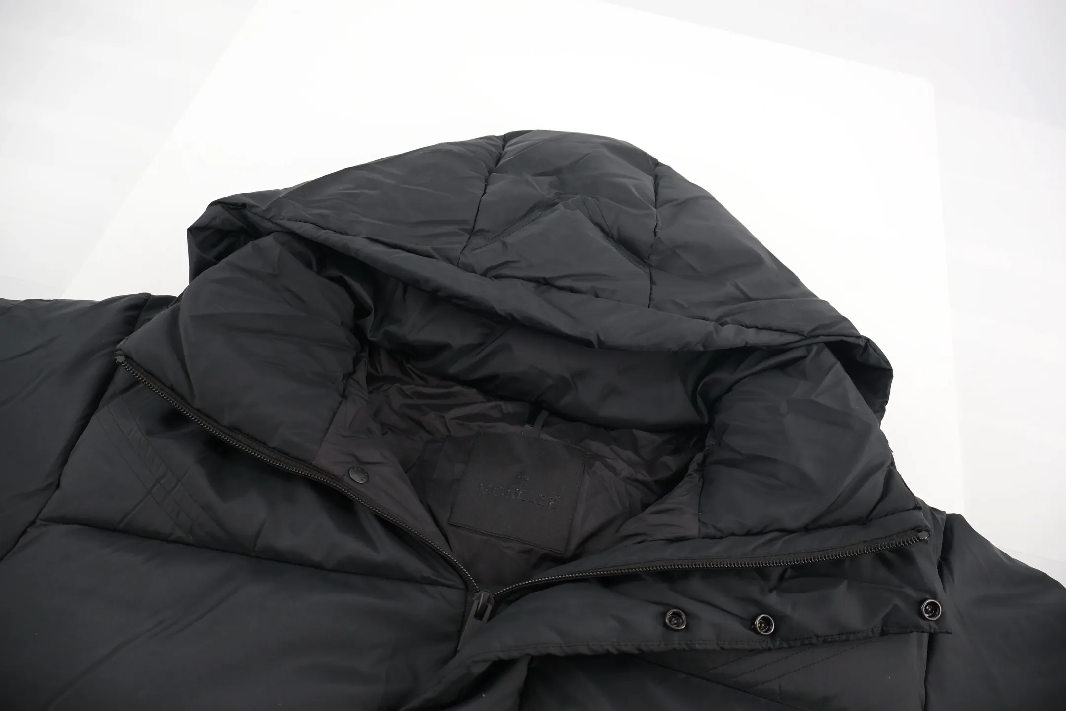 P1050 Moncler Jarama Black Warrior Down Jacket is made of customized lightweight waterproof breathable 100% polyester fabric. Filled with RDS-certified 90% high-loft white duck down, the down filling volume is about 430G, and the fill power is as high as 800+ 5A standard warmth level! The logo is created using imported screen glue printing technology. Made of imported German machine anti-velvet needles, up to 11 needles per 3cm, extremely tight and perfect in detail. The new season's complete set of accessories is independently developed, and every small detail is perfectly presented. (PS: The hat is removable) Size:S-M-L-XL