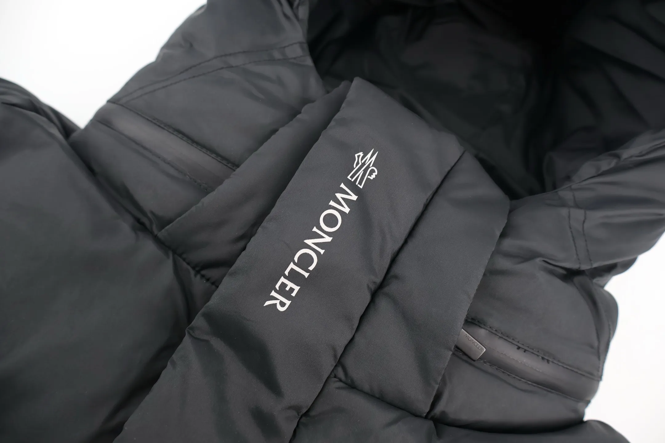 P1050 Moncler Jarama Black Warrior Down Jacket is made of customized lightweight waterproof breathable 100% polyester fabric. Filled with RDS-certified 90% high-loft white duck down, the down filling volume is about 430G, and the fill power is as high as 800+ 5A standard warmth level! The logo is created using imported screen glue printing technology. Made of imported German machine anti-velvet needles, up to 11 needles per 3cm, extremely tight and perfect in detail. The new season's complete set of accessories is independently developed, and every small detail is perfectly presented. (PS: The hat is removable) Size:S-M-L-XL