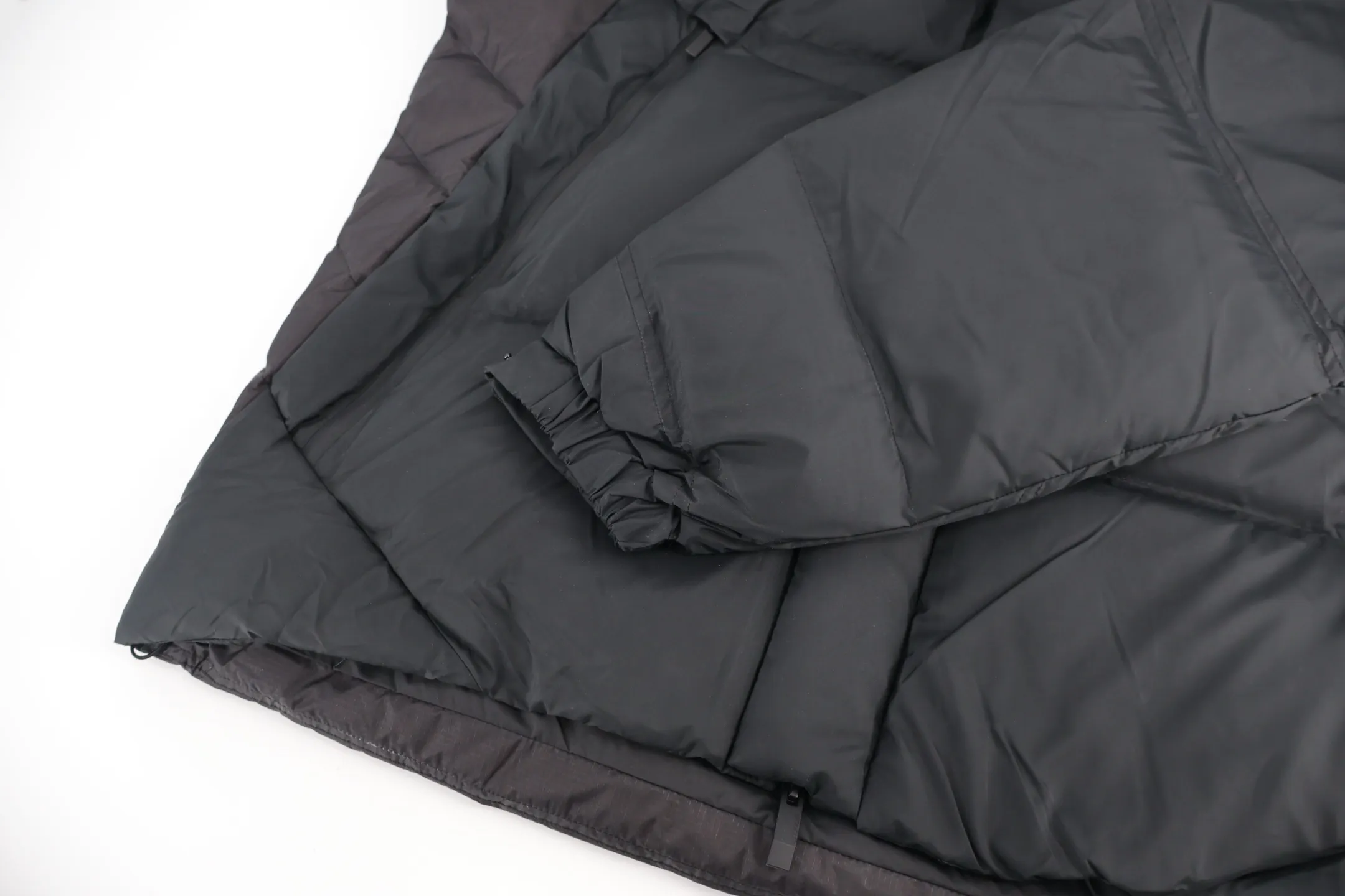 P1050 Moncler Jarama Black Warrior Down Jacket is made of customized lightweight waterproof breathable 100% polyester fabric. Filled with RDS-certified 90% high-loft white duck down, the down filling volume is about 430G, and the fill power is as high as 800+ 5A standard warmth level! The logo is created using imported screen glue printing technology. Made of imported German machine anti-velvet needles, up to 11 needles per 3cm, extremely tight and perfect in detail. The new season's complete set of accessories is independently developed, and every small detail is perfectly presented. (PS: The hat is removable) Size:S-M-L-XL