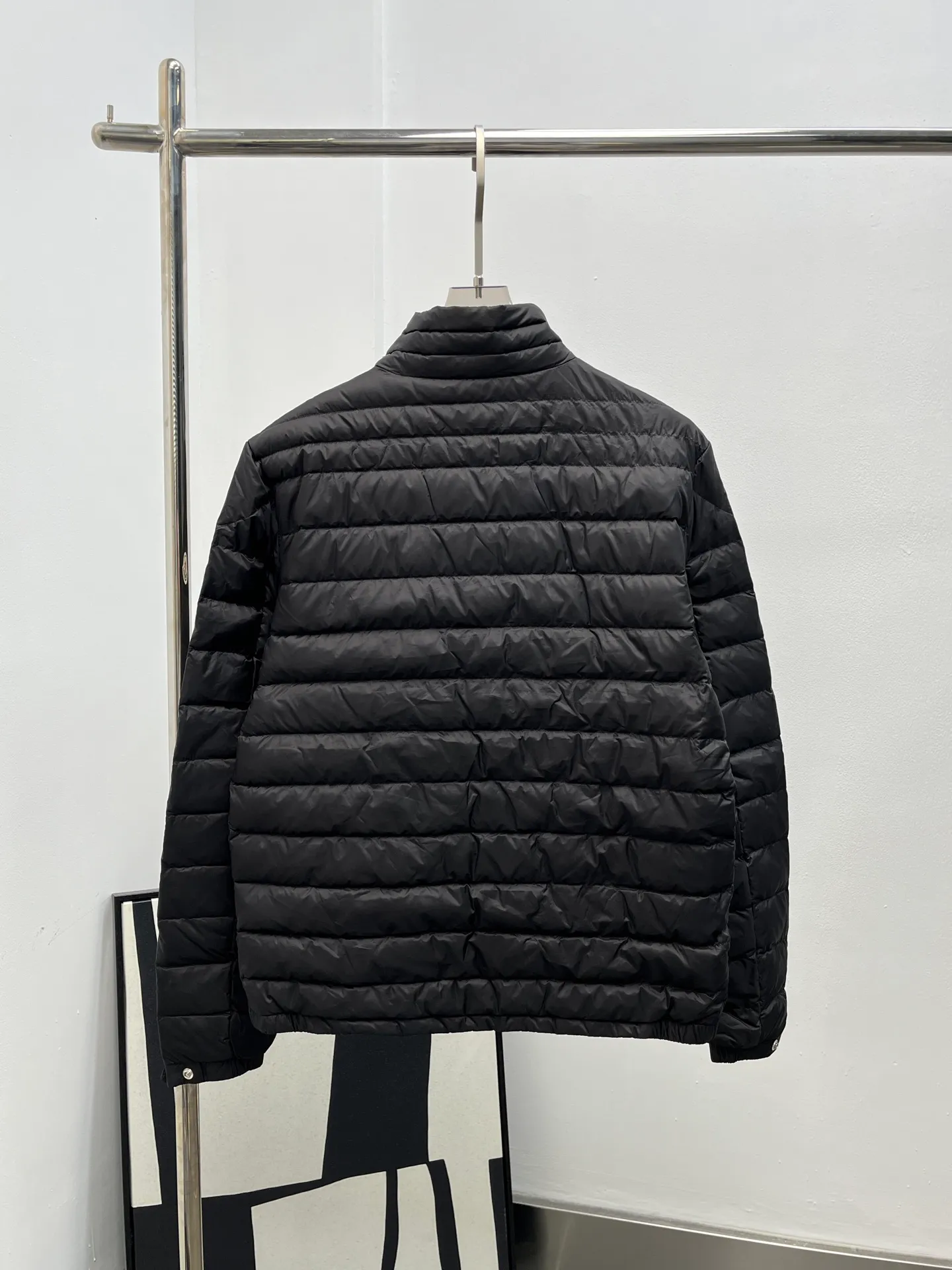 P920 25Moncler *Arnique men's short down is light and thin. Arnique short down is light and warm and made of longue saison fabric. This functional nylon fabric provides warmth without being bulky. This style is finished with quilting in varying sized squares, which helps give it a lightweight texture. The classic fit design can be easily paired with urban casual wear or as sports wear for outdoor activities. Color: black gray