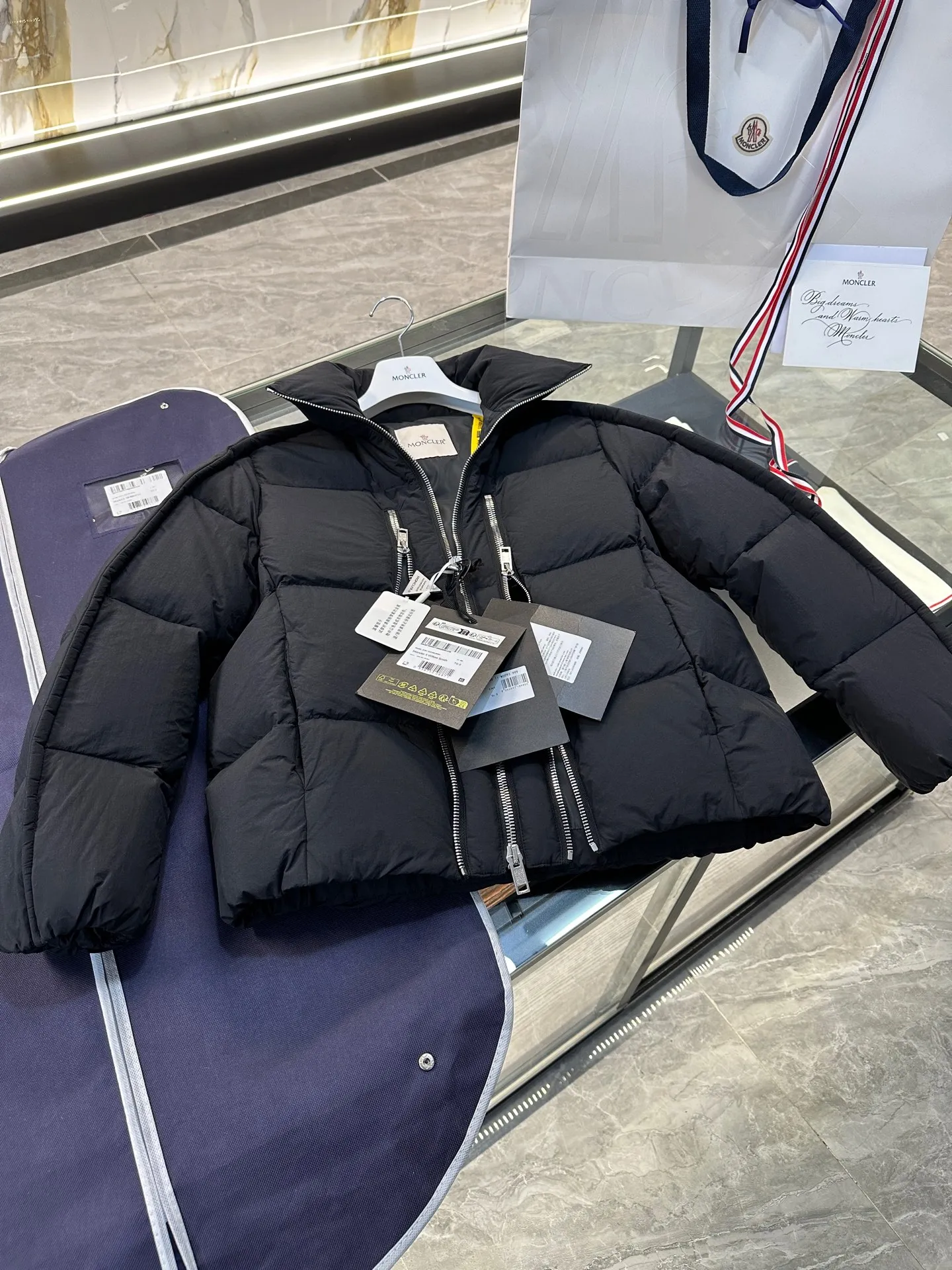 P1100 MONCLER GENIUS (Sky City show model) Moncler x Willow Smith YAEL short women's down jacket. More details are shot.