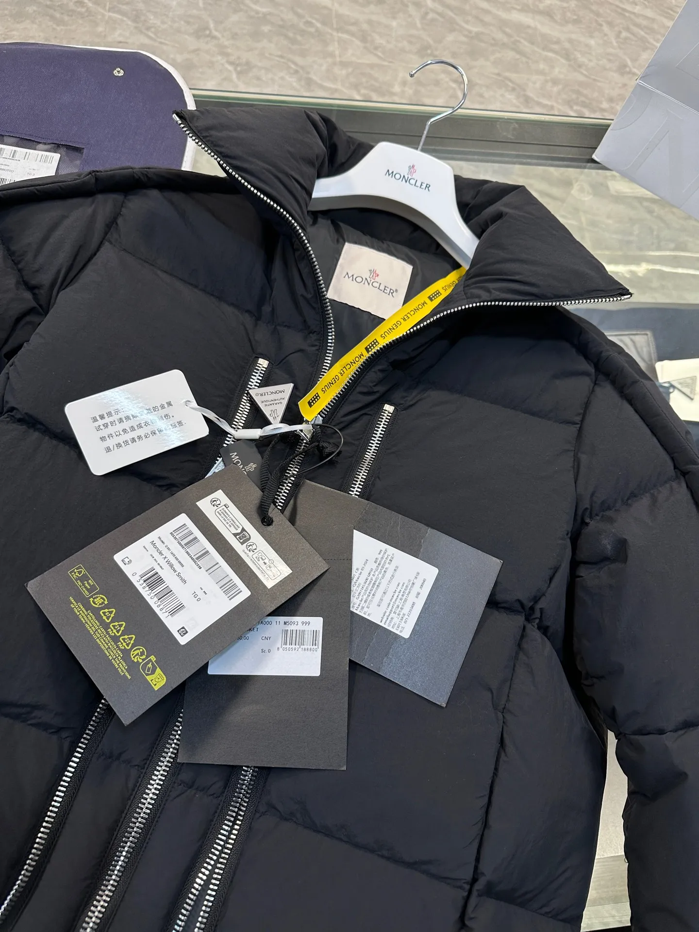 P1100 MONCLER GENIUS (Sky City show model) Moncler x Willow Smith YAEL short women's down jacket. More details are shot.