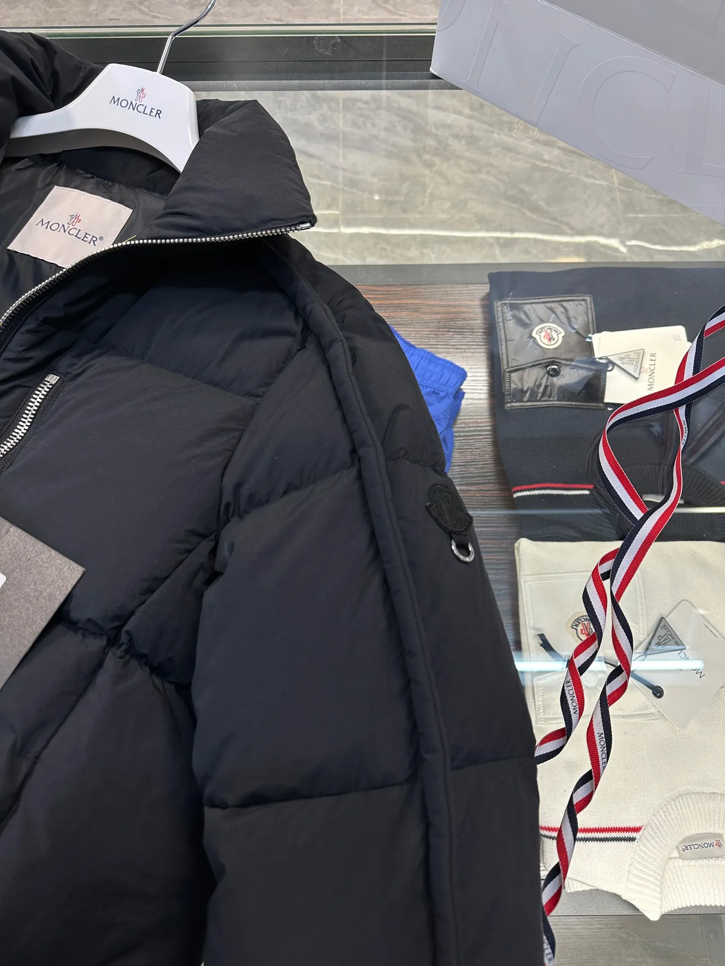 P1100 MONCLER GENIUS (Sky City show model) Moncler x Willow Smith YAEL short women's down jacket. More details are shot.