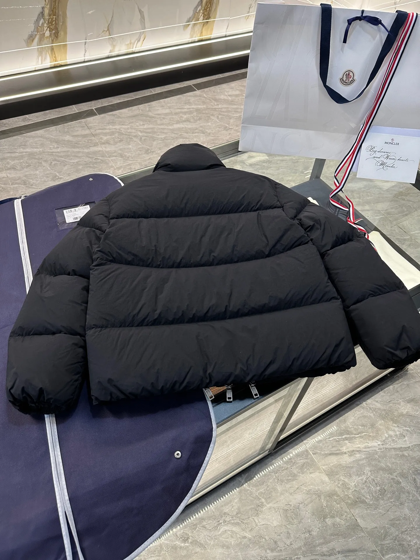 P1100 MONCLER GENIUS (Sky City show model) Moncler x Willow Smith YAEL short women's down jacket. More details are shot.