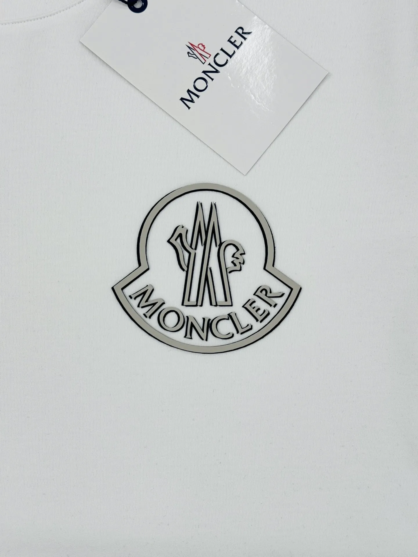 P150 Moncler 25s new Salona T-shirt. Basic model recommended! Customized branded hat with three-dimensional heat transfer design on the chest. Clean, refreshing, simple and elegant. Recommended item for any age [Fireworks] regular version! Custom-made 250g Salona fabric, the surface is skin-friendly and smooth, and the body is as comfortable as a baby! Color: Black. White. Size: s-xxl (L is recommended for 175/140 pounds)
