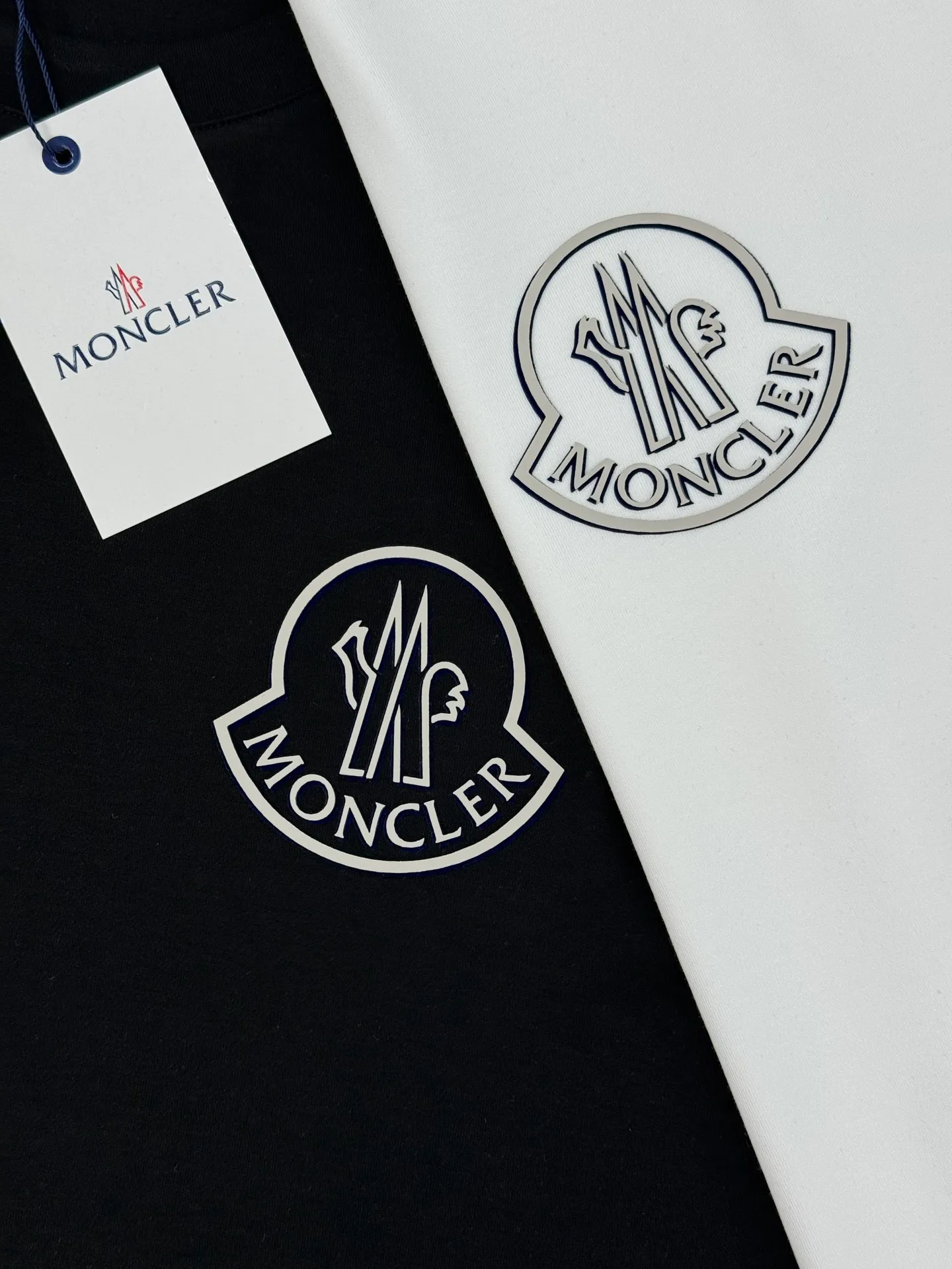 P150 Moncler 25s new Salona T-shirt. Basic model recommended! Customized branded hat with three-dimensional heat transfer design on the chest. Clean, refreshing, simple and elegant. Recommended item for any age [Fireworks] regular version! Custom-made 250g Salona fabric, the surface is skin-friendly and smooth, and the body is as comfortable as a baby! Color: Black. White. Size: s-xxl (L is recommended for 175/140 pounds)