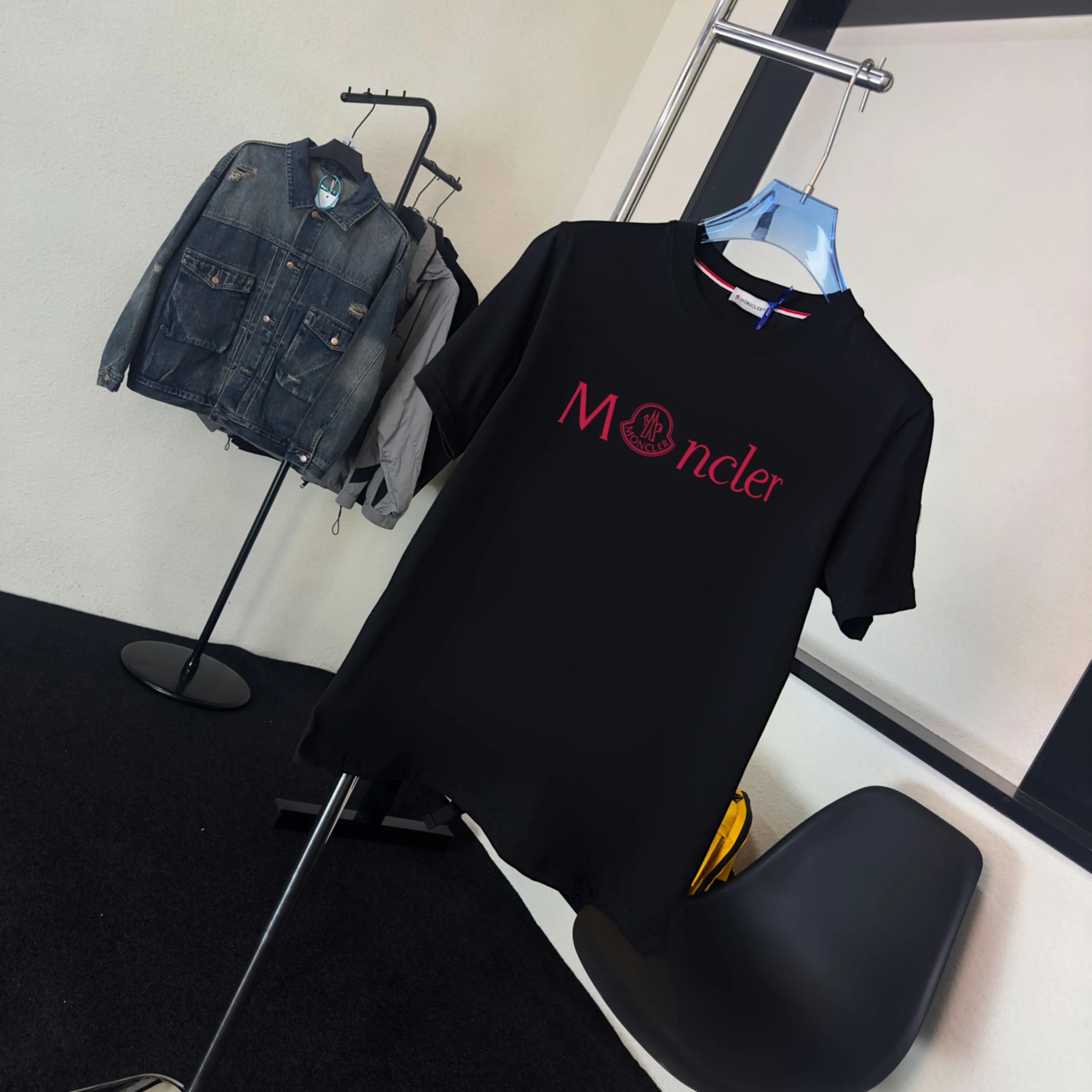 P140 Upgraded version "Mobile phone smart sensor ~ NFC chip armband ~ Direct access to the official website for anti-counterfeiting" "Moncler ~ Mouth Mouth" 2025 new high-quality round neck short-sleeved T-shirt. The cuffs have imported embroidered labels. Customized dyeing, very comfortable to touch. Super versatile and good-looking short-sleeved. Complete with three labels. Non-market ordinary version. Feel free to compare. Quality is absolutely guaranteed! ‼ First of all, this original fabric is all custom-woven with 32-count double yarn fabric, 250G, and the weight is the same‼ Fine workmanship, double waistcoat method, double waistcoat method, double waistcoat method makes the whole dress more three-dimensional, which is not a craft that ordinary T-shirts can achieve🤪 Size: S-M-L-XL-2XL Color: black, white, apricot, same style for men and women