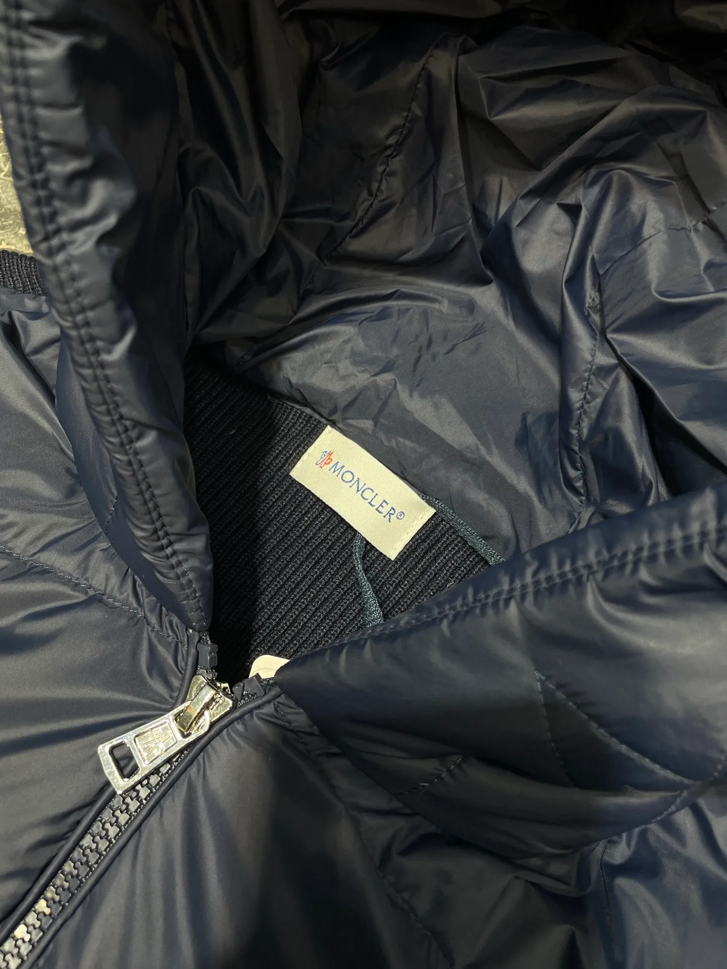 P690 MONCLER 🌟25FW new autumn and winter product Men's padded wool zipper hood This wool hood is equipped with a padded down front and is a practical item suitable for many seasons. This hood features a quilted logo, highlighting the brand's heritage. Designed in a lightweight knit, it's a practical addition to your versatile wardrobe and can be easily worn in milder weather. Made of wool Longue saison lining Longue saison front, filled with down Rib knit 12 gauge Thin soft hood Zip closure Pockets Logo quilting Logo patch Size: s-xxl