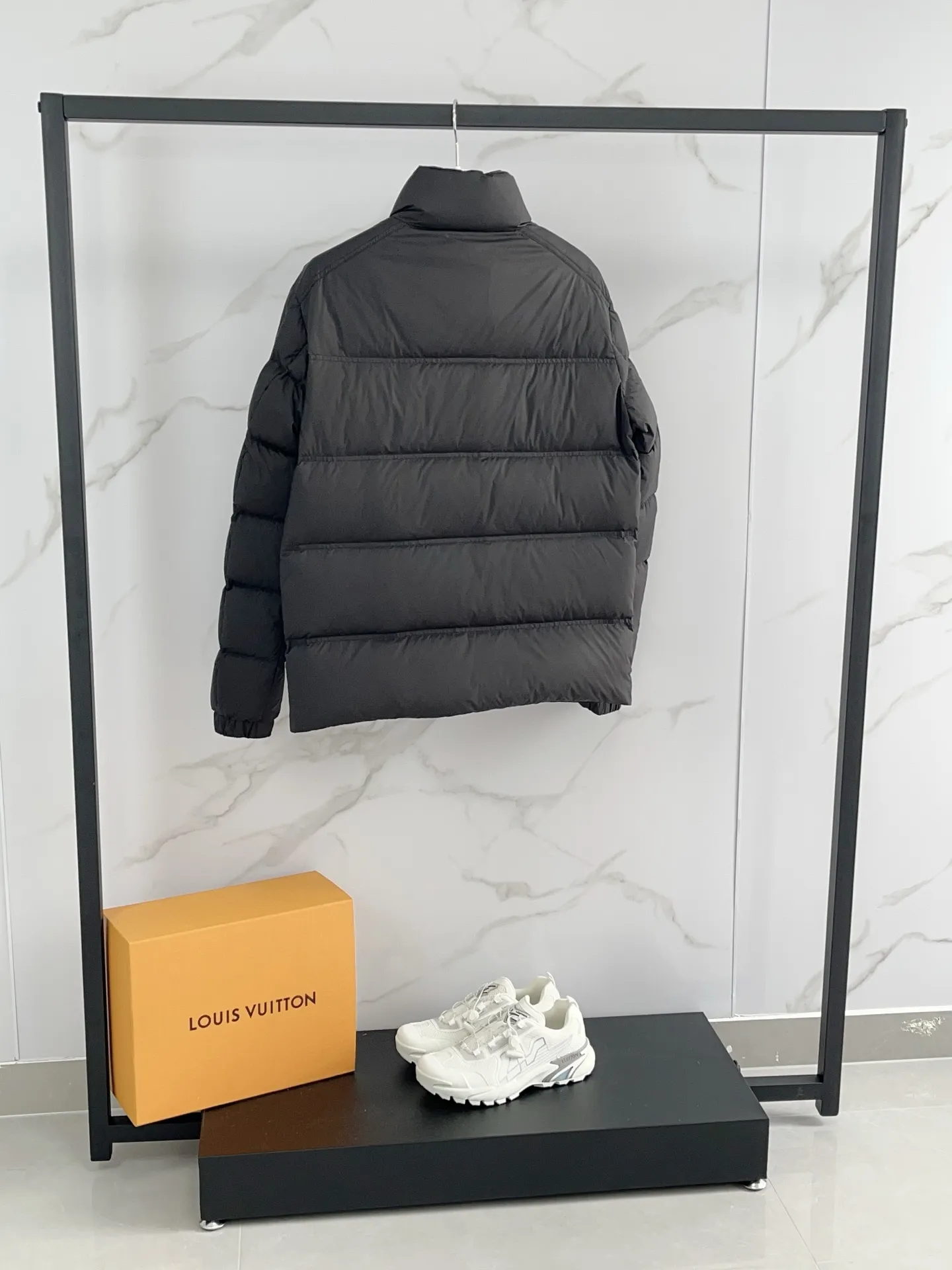 P960 2025 Moncler Bouvaque short zipper stand collar long-sleeved jacket, the stand collar design is simple and elegant, the red and black stripe decoration on the chest adds a sense of fashion, and the full down filling ensures excellent warmth retention. Filled with 90% white duck down, top quality, classic tailoring. The upper body has a full street feel; all the latest version of the hardware and accessories are custom molded to restore the original shape, the upper body has an excellent silhouette, and all three standards are complete! GW is new at the same time Color: White Black Number of yards: 1-5