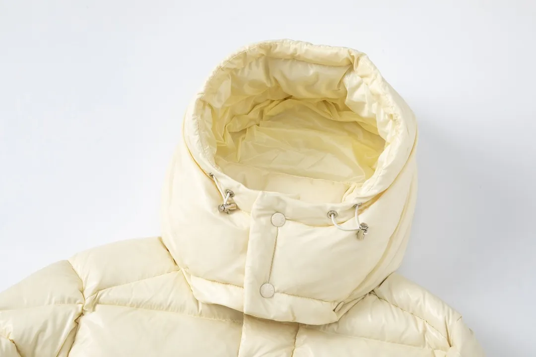 P720 with dust bag) Moncler/Moncler 23FW Maya 70th Anniversary Limited Down Jacket Moncler Maya classic shiny small label down jacket, the pockets on the cuffs are a perfect combination with the 70-week wool felt small label, the hood is removable. The fabric is customized to be the same as the original. The lacquered shiny fabric is the same as the original. It is filled with 90 white duck down, and the down filling is up to 400g. It has excellent thermal insulation effect and is a must-have in cold areas. Customized original accessories, complete with three labels, molded custom logo buttons Color: Black White Brown SIZE: 1 2 3 4 5