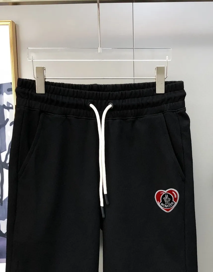 P230 Moncler 2024 new original men's casual shorts, the latest release on the official website of the counter, ✨ High-end quality, simple, fashionable and elegant ✨ Classic logo LOGO design, customized original imported 100% cotton fabric, simple and elegant, versatile style, elegant and handsome upper body, brand new sense of sight! The details are all in place, no one is picky about the upper body, and you must pay for your own money. Size: S-XL (can wear up to 185 pounds, please state your height and weight when placing an order) Black Gray