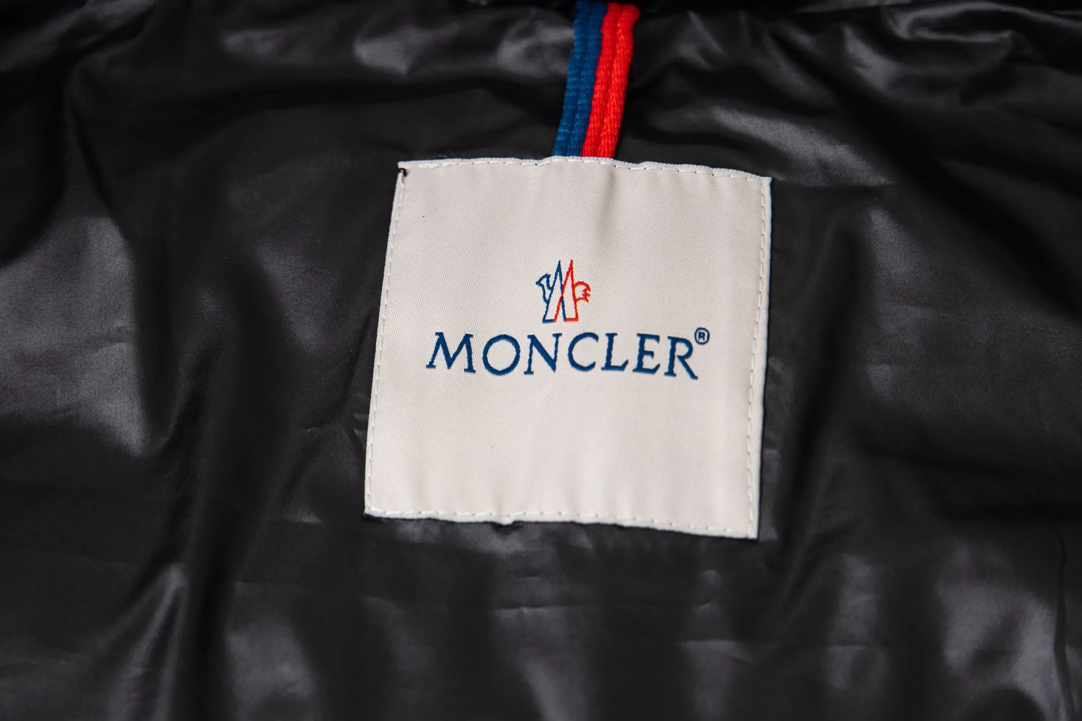 P640 Moncler/hooded down vest. Original custom-made hardware accessories. All imported and original customization. Welcome to compare. Absolutely high quality. Use top-grade 90 white duck down. Super soft. Filled with fluffy and full feathers. Super heavy-duty. Fabric workmanship. 👍Perfect version. Note⚠The fabric is super comfortable. Exclusive model. Non-market product. Same style for men and women. Size: 1-6