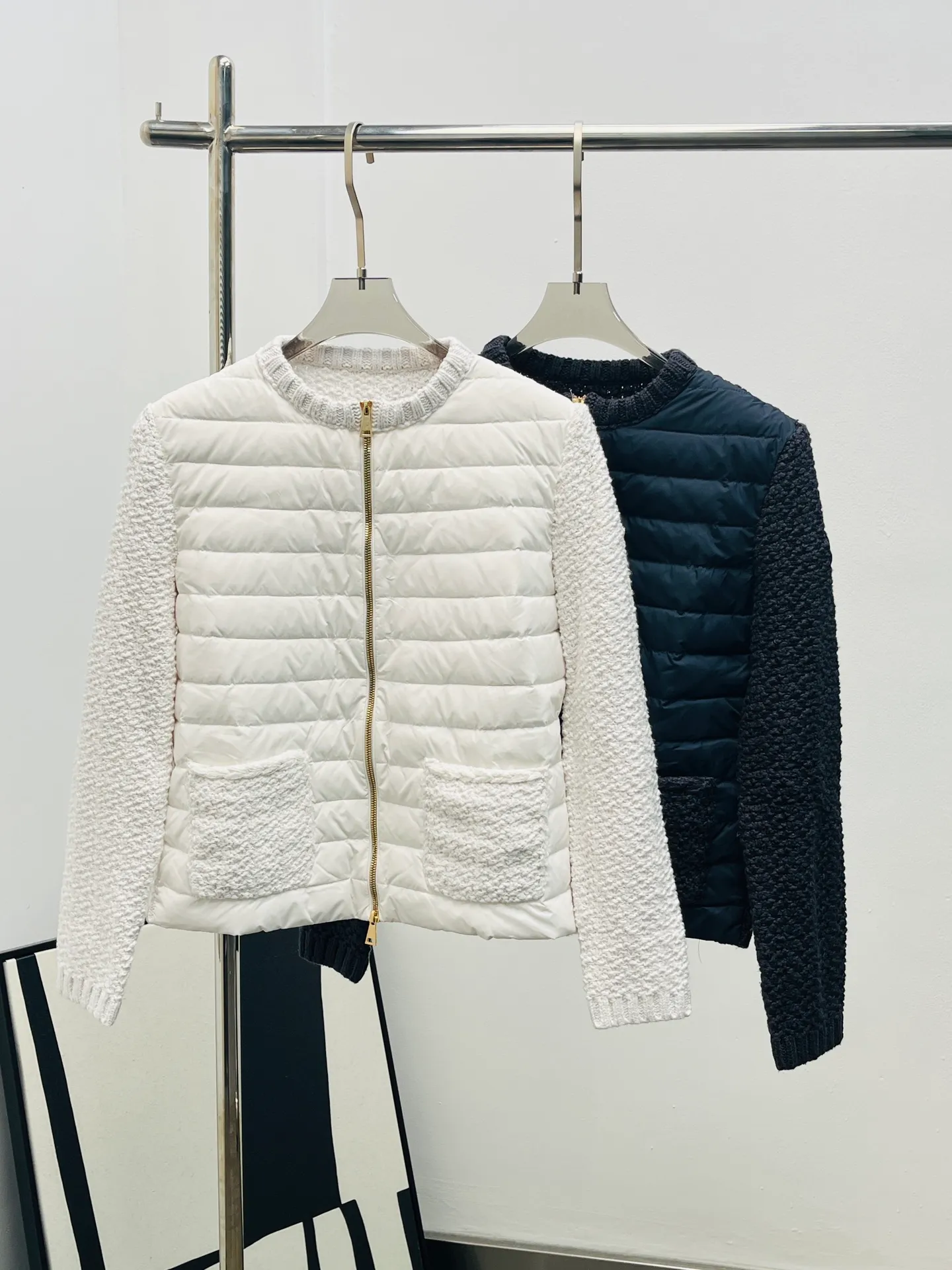 P1120 •2025 new products on the shelves Moncler 25 new autumn and winter Moncler chenille velvet splicing down jacket Moncler's down jacket is designed with chenille velvet splicing. The outer layer is soft and delicate, and the inner high-quality down is warm and light. Short cut + zipper design, super easy to put on and take off, perfect for commuting and leisure in autumn and winter! The milky white color is versatile and can be easily blended into various styles. It has a Korean-style atmosphere and can easily cope with sub-zero temperatures. It is fashionable and practical and is a must-have item for winter wardrobe. Original development and ready for sale