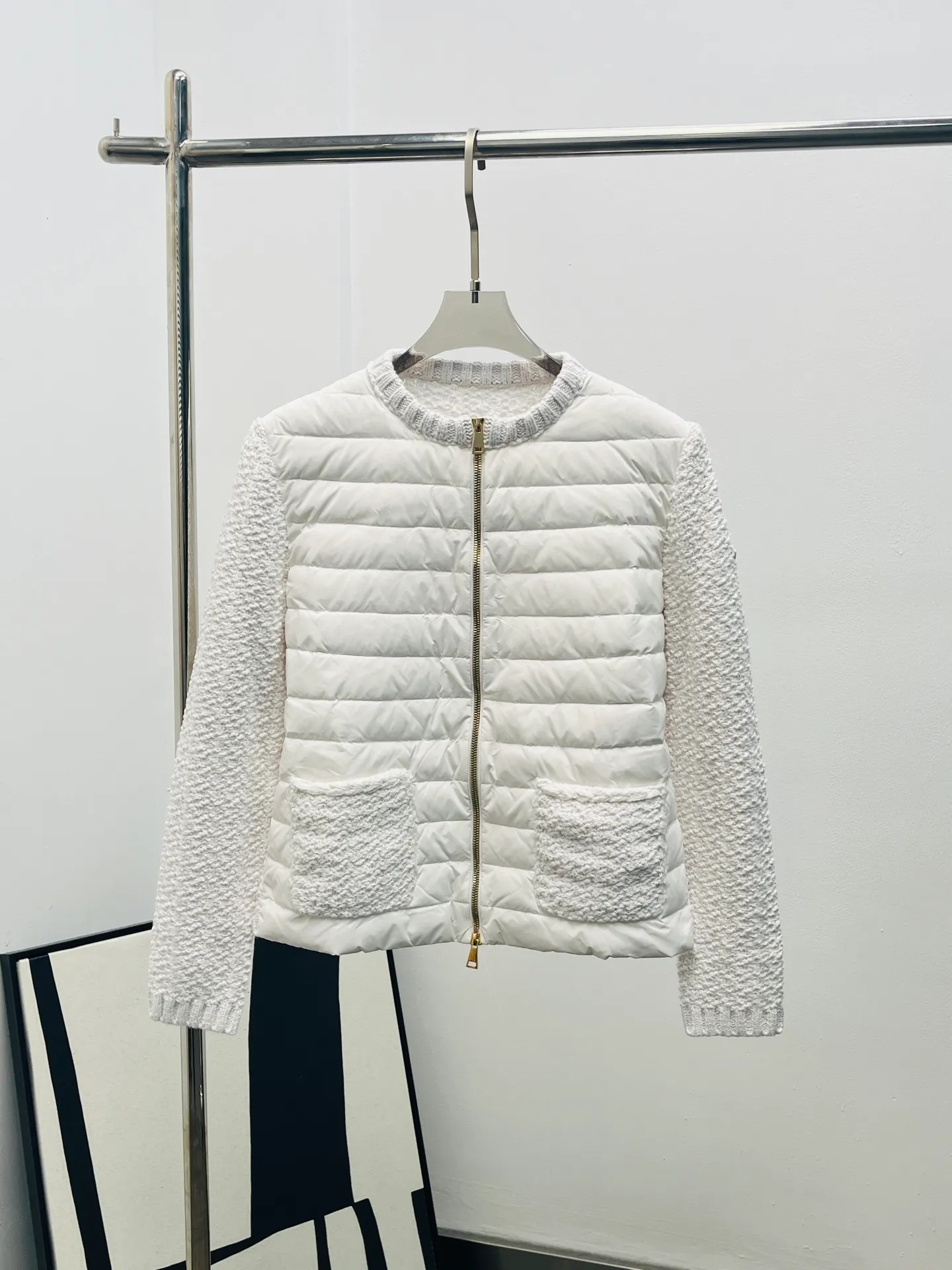 P1120 •2025 new products on the shelves Moncler 25 new autumn and winter Moncler chenille velvet splicing down jacket Moncler's down jacket is designed with chenille velvet splicing. The outer layer is soft and delicate, and the inner high-quality down is warm and light. Short cut + zipper design, super easy to put on and take off, perfect for commuting and leisure in autumn and winter! The milky white color is versatile and can be easily blended into various styles. It has a Korean-style atmosphere and can easily cope with sub-zero temperatures. It is fashionable and practical and is a must-have item for winter wardrobe. Original development and ready for sale