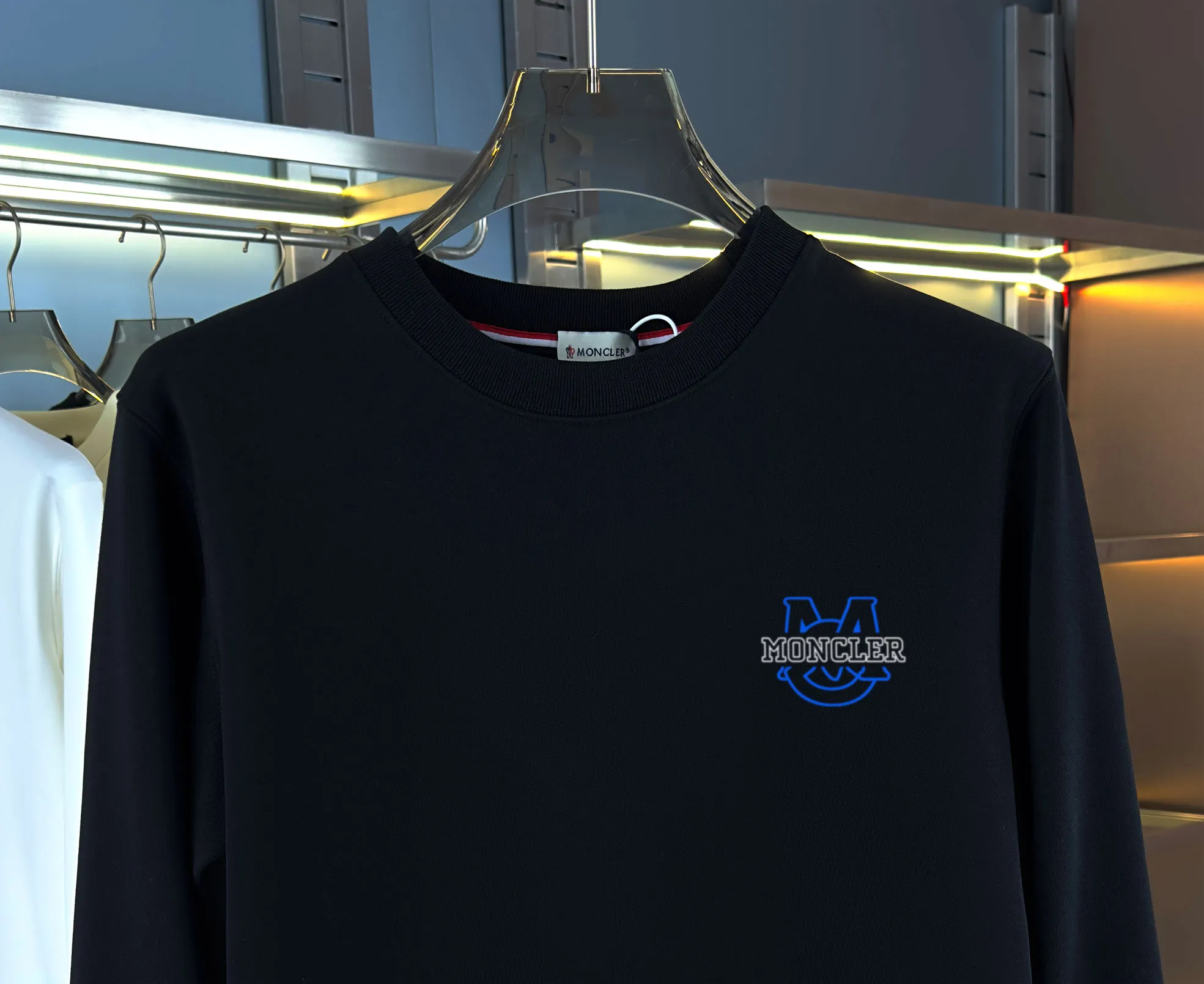 P210 high version sweatshirt) 📦With exclusive packaging📦 [Long-term ready stock] Upgraded version "Mobile phone smart sensor ~ NFC chip armband ~ Directly to the official website for anti-counterfeiting" 〖 𝐌𝐎𝐍𝐂𝐋𝐄𝐑 ~ Mouth covering〗 2025 new high quality, using 450 grams of heavyweight fabric Different from the market currency, you can mix and match everything at will and you will be handsome😎The whole clothes is made of double waistcoats. The double waistcoats make the whole dress more three-dimensional. It is not an ordinary factory that can do such fine work. 2025 autumn and winter new style, on sale at the counter, exquisite printed round neck terry sweatshirt. High-end double-ply cotton. Customized stretch ribs are dyed in the same vat. Three standards are complete. It is matched with digital printing patterns and is very breathable. Same style for men and women. Color: black, white, apricot. Size: S M L XL 2XL
