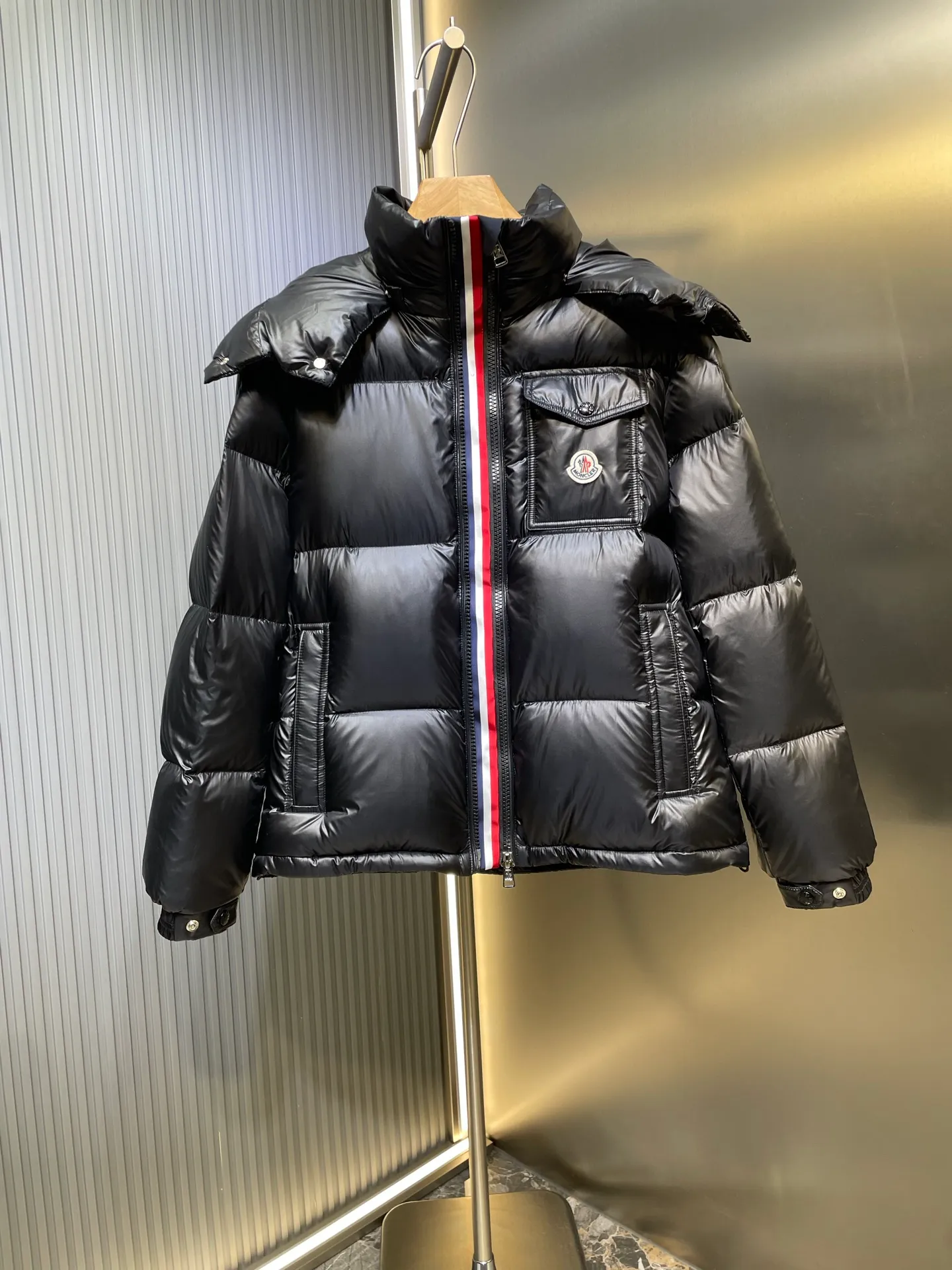P1180 Premium down Moncler Montbeliard Unisex short down jacket 90% goose down filling｜Ultimate fluffy "explosive" warmth experience A classic and popular product, the Montbeliard series combines fashionable style with excellent craftsmanship to interpret Moncler's iconic aesthetics. This short down jacket is both protective and stylish, making it a must-have fall and winter item for both urban and outdoor use.   Size:1-5