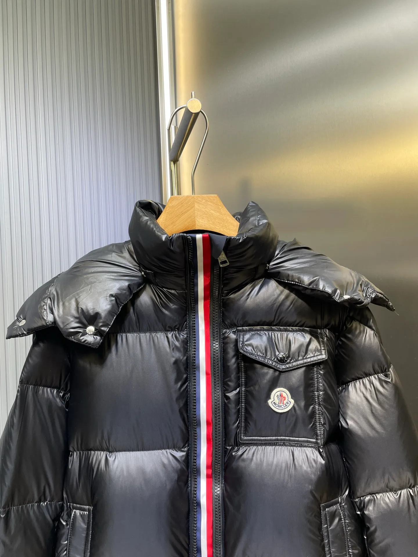 P1180 Premium down Moncler Montbeliard Unisex short down jacket 90% goose down filling｜Ultimate fluffy "explosive" warmth experience A classic and popular product, the Montbeliard series combines fashionable style with excellent craftsmanship to interpret Moncler's iconic aesthetics. This short down jacket is both protective and stylish, making it a must-have fall and winter item for both urban and outdoor use.   Size:1-5