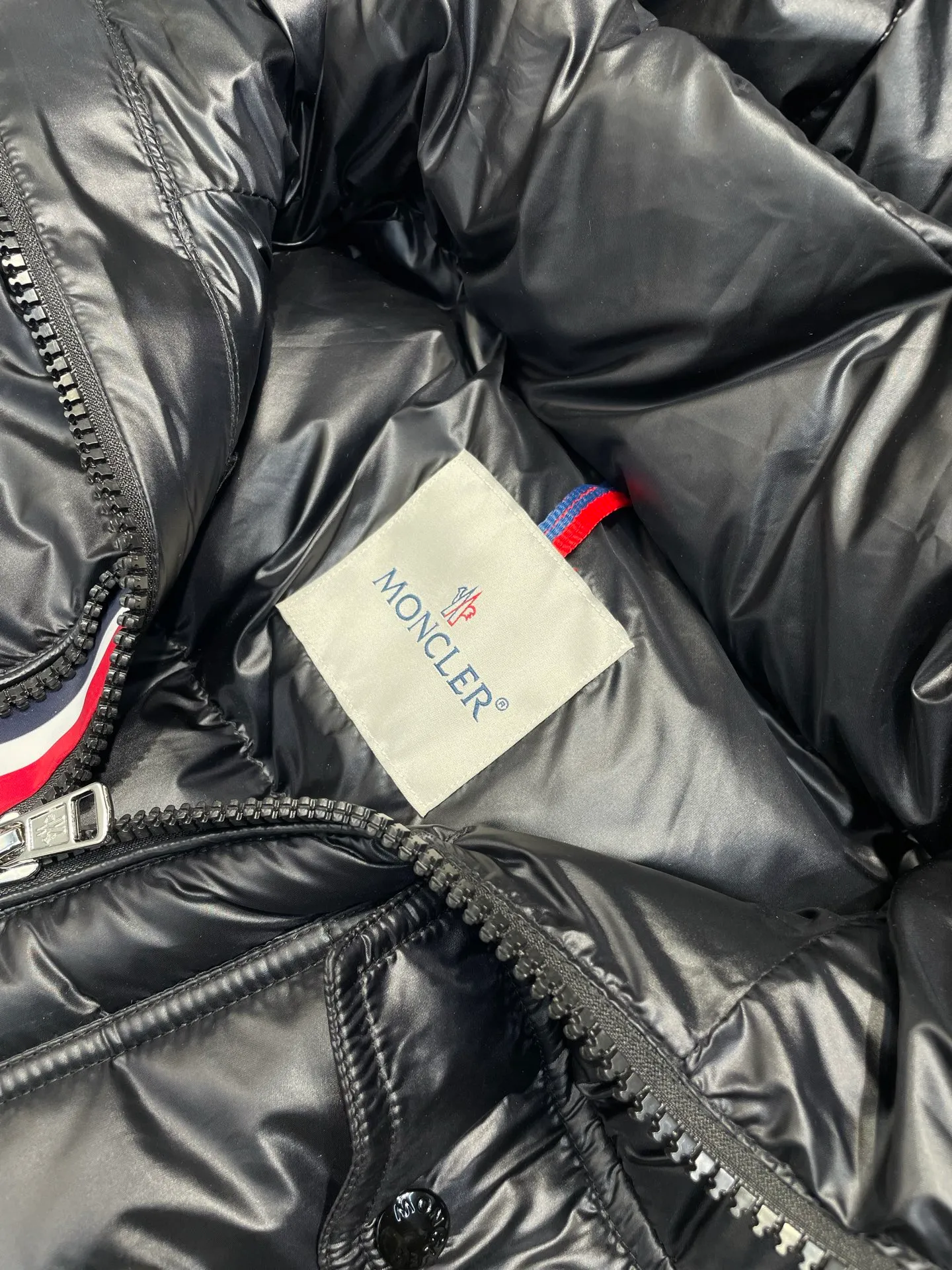 P1180 Premium down Moncler Montbeliard Unisex short down jacket 90% goose down filling｜Ultimate fluffy "explosive" warmth experience A classic and popular product, the Montbeliard series combines fashionable style with excellent craftsmanship to interpret Moncler's iconic aesthetics. This short down jacket is both protective and stylish, making it a must-have fall and winter item for both urban and outdoor use.   Size:1-5