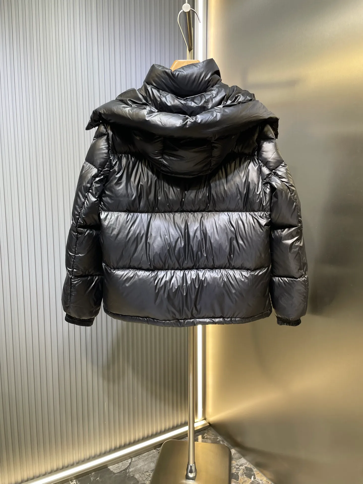 P1180 Premium down Moncler Montbeliard Unisex short down jacket 90% goose down filling｜Ultimate fluffy "explosive" warmth experience A classic and popular product, the Montbeliard series combines fashionable style with excellent craftsmanship to interpret Moncler's iconic aesthetics. This short down jacket is both protective and stylish, making it a must-have fall and winter item for both urban and outdoor use.   Size:1-5