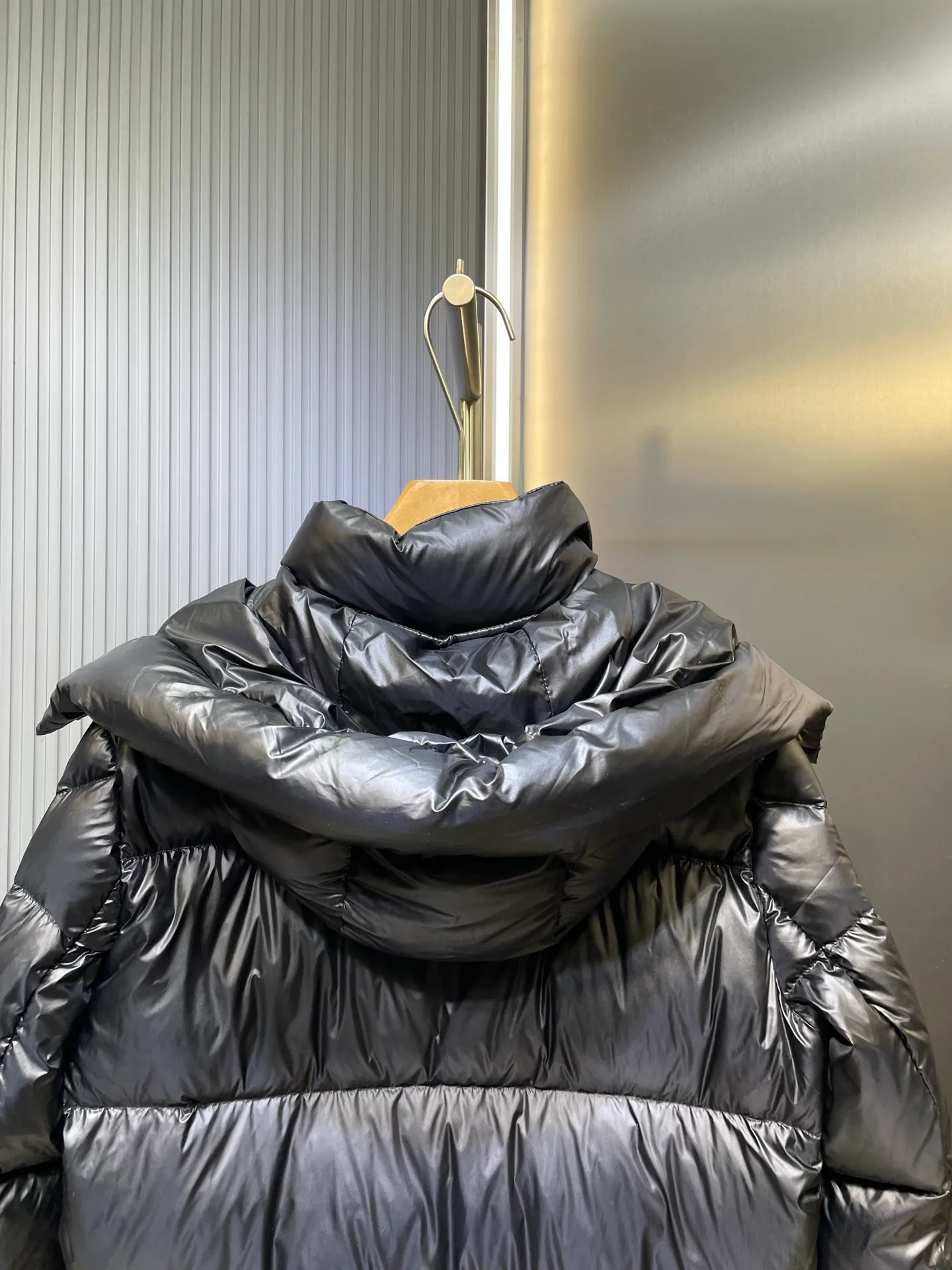 P1180 Premium down Moncler Montbeliard Unisex short down jacket 90% goose down filling｜Ultimate fluffy "explosive" warmth experience A classic and popular product, the Montbeliard series combines fashionable style with excellent craftsmanship to interpret Moncler's iconic aesthetics. This short down jacket is both protective and stylish, making it a must-have fall and winter item for both urban and outdoor use.   Size:1-5