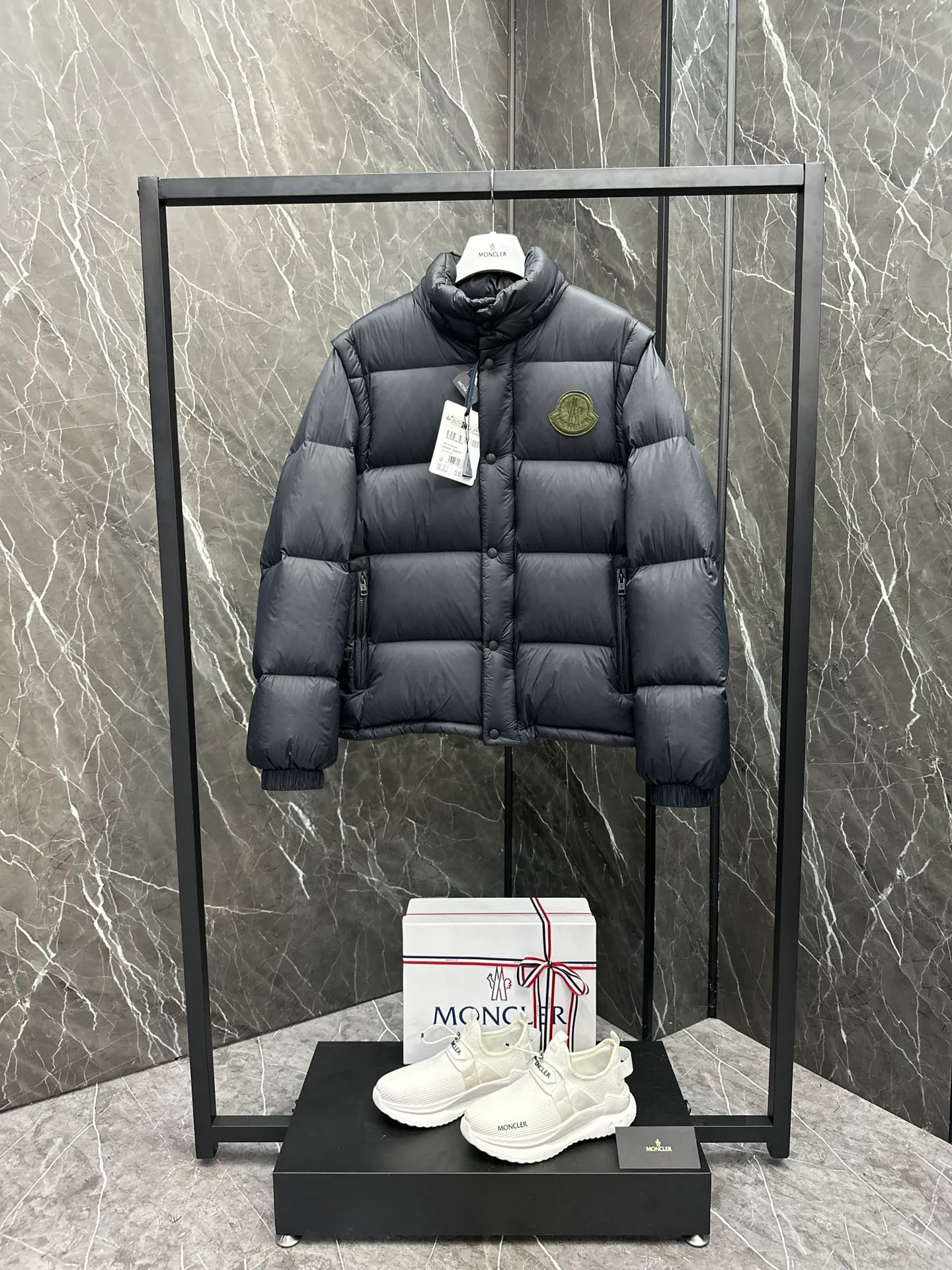 Moncler Cyclone two-in-one down jacket. Changeable/jacket/hooded vest/stand collar vest/hooded down jacket. It is really easy to wear and practical. P860
