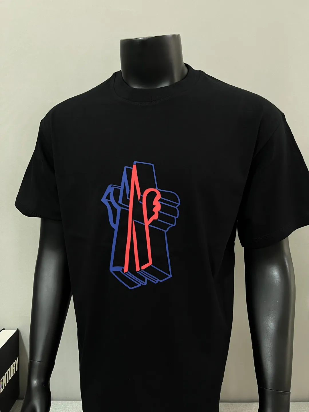 P140 MONCLER is new, 2025ss soft rubber printing, three-dimensional pattern, large Moncler logo, made of 240g double yarn 100% cotton fabric, imported woven thread, collar bone is not easy to deform, factory high temperature washing process, the fabric is soft and breathable, does not shrink, NCF washed mark identification, details are in place and the upper body is good-looking, European size version, loose and suitable, color: black, white, size XS-L