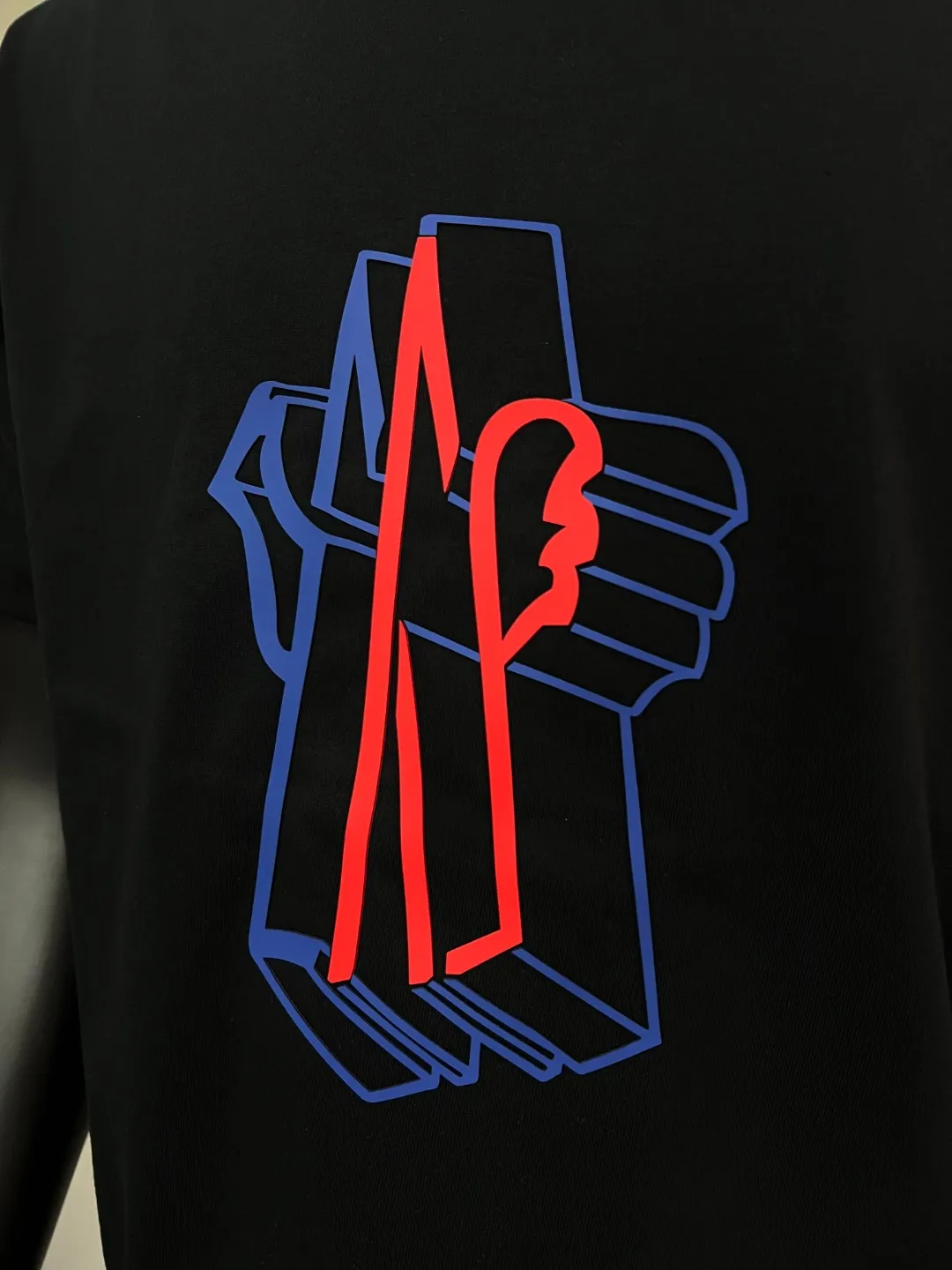 P140 MONCLER is new, 2025ss soft rubber printing, three-dimensional pattern, large Moncler logo, made of 240g double yarn 100% cotton fabric, imported woven thread, collar bone is not easy to deform, factory high temperature washing process, the fabric is soft and breathable, does not shrink, NCF washed mark identification, details are in place and the upper body is good-looking, European size version, loose and suitable, color: black, white, size XS-L