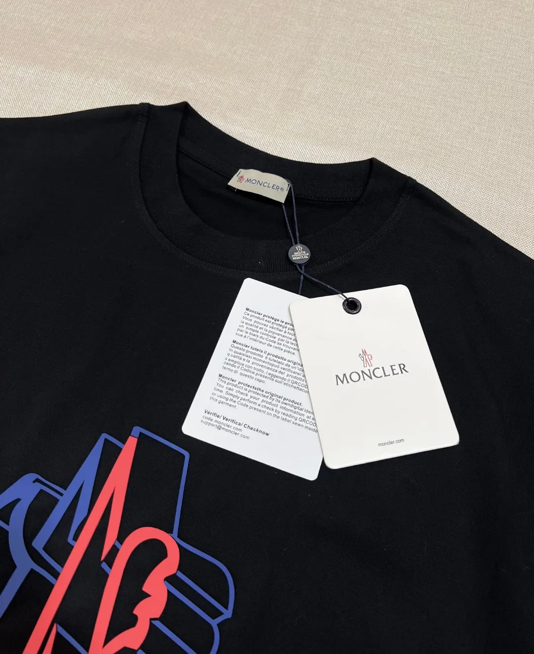 P140 MONCLER is new, 2025ss soft rubber printing, three-dimensional pattern, large Moncler logo, made of 240g double yarn 100% cotton fabric, imported woven thread, collar bone is not easy to deform, factory high temperature washing process, the fabric is soft and breathable, does not shrink, NCF washed mark identification, details are in place and the upper body is good-looking, European size version, loose and suitable, color: black, white, size XS-L