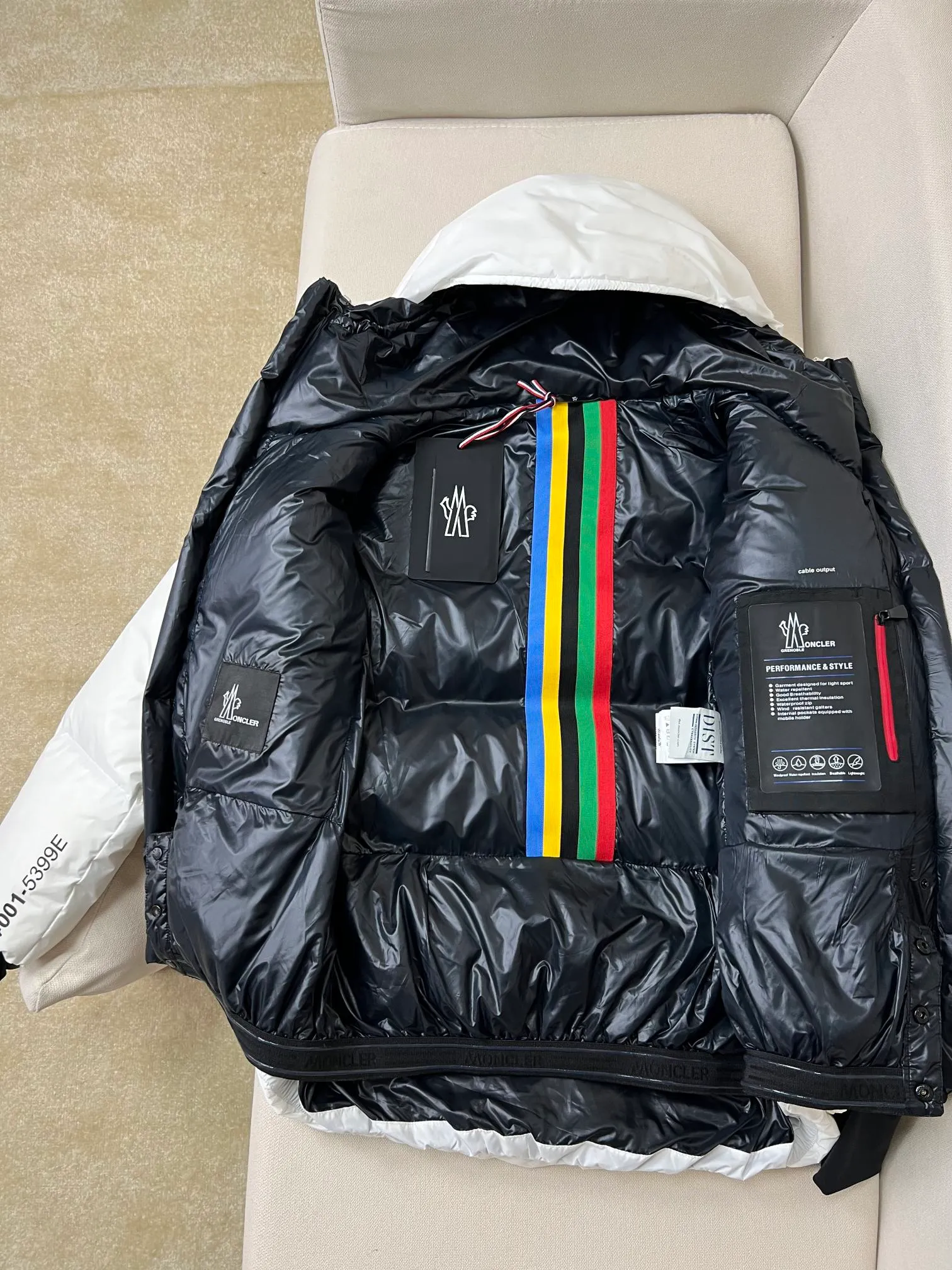 P1020 Meng Mouth Color Label Ski Wear is now available! ! ! 🔥 🔥 🔥 The latest 2022 Winter Olympics collaboration model! 🐮 Original customization at the counter👏 👏 👏 Moncler Grenoble's down jacket is designed to keep you warm and dry at high altitudes. Equipped with a drawstring hood and elastic cuffs, and decorated with multi-color branding, the seamless Mazod down jacket combines very modern aesthetics and functional elements, specially designed for mountain activities. Made from double layers of technical nylon and performance membrane, this unisex down jacket features water-resistant zippers, cuffs and an adjustable hooded hood. Can better withstand bad weather.