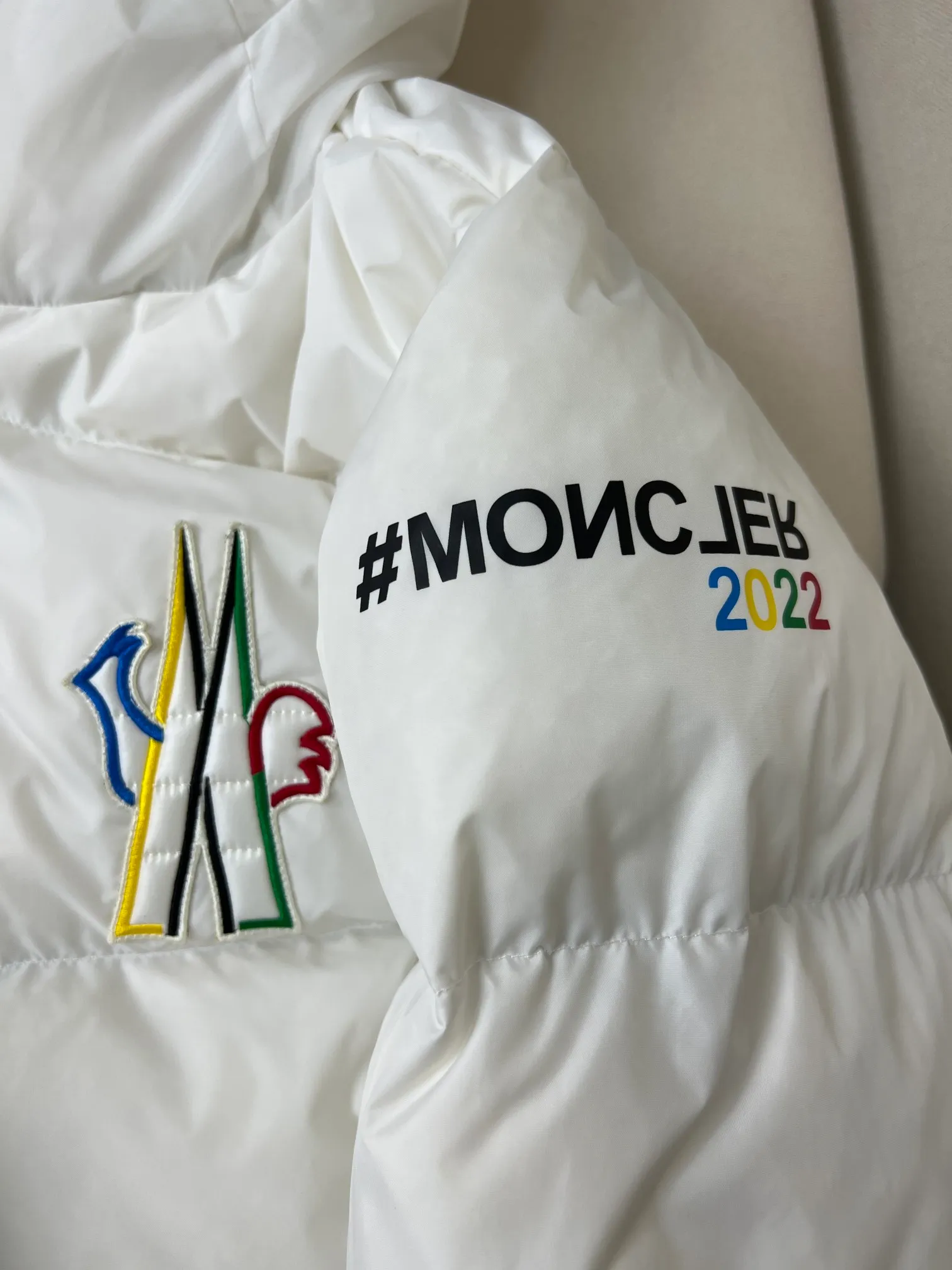 P1020 Meng Mouth Color Label Ski Wear is now available! ! ! 🔥 🔥 🔥 The latest 2022 Winter Olympics collaboration model! 🐮 Original customization at the counter👏 👏 👏 Moncler Grenoble's down jacket is designed to keep you warm and dry at high altitudes. Equipped with a drawstring hood and elastic cuffs, and decorated with multi-color branding, the seamless Mazod down jacket combines very modern aesthetics and functional elements, specially designed for mountain activities. Made from double layers of technical nylon and performance membrane, this unisex down jacket features water-resistant zippers, cuffs and an adjustable hooded hood. Can better withstand bad weather.
