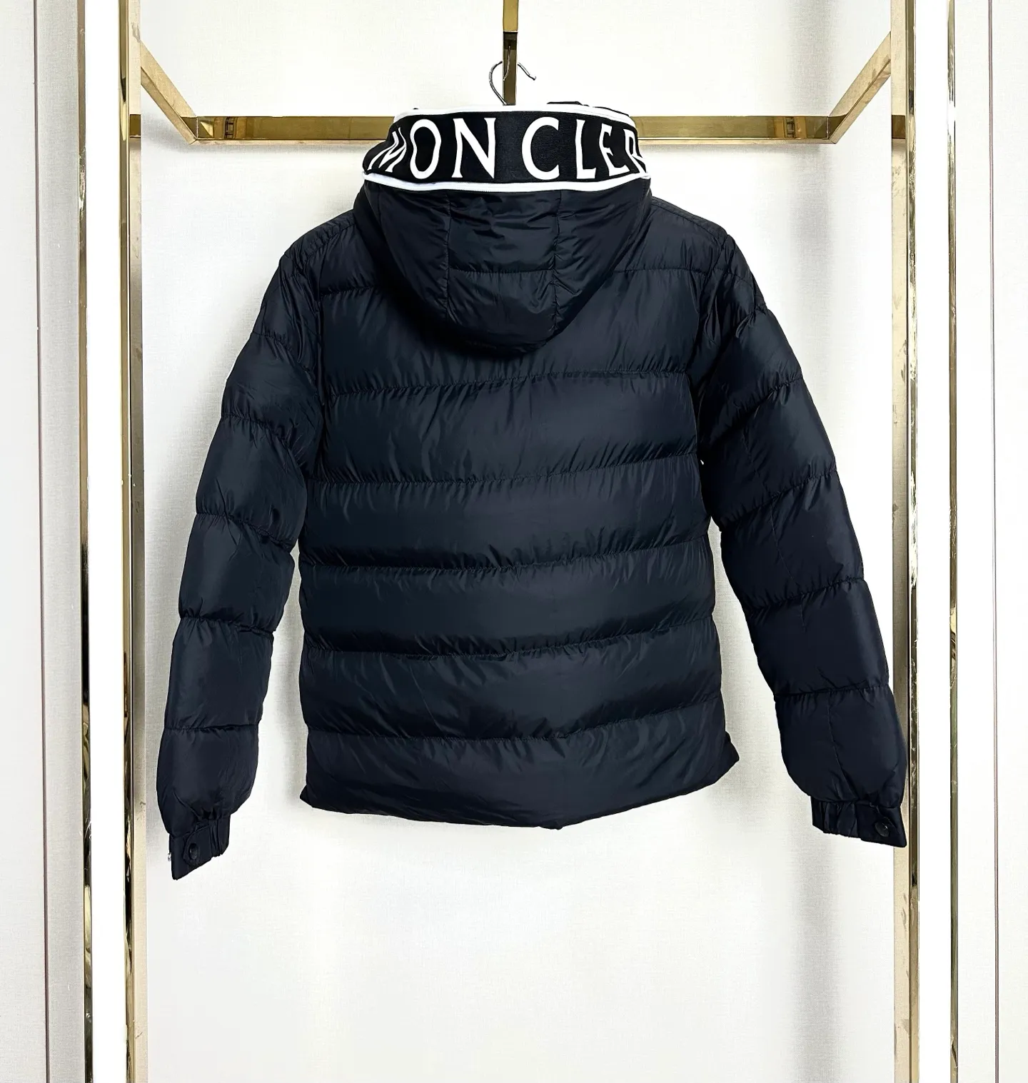 P400 Moncler/Muzzle Customized embroidered hooded zippered down cotton jacket. The past popular designs made the clothes very rigid, not soft, and had no style when worn on the body. 25-year new model, newly renovated. The hood is embroidered with large letters. Very embroidered. Produced by the original factory. Try to restore the original bulk goods as much as possible. The most important thing about cotton jackets is warmth. It is very likely to have the same warmth retention properties as down. I have a genuine platform for Mongolian products that has been exported to Russia and Germany for many years. It can truly restore the original product one to one. We have extremely high requirements for auxiliary materials. We use gallbladder imported from the United States, and the price is even close to the price of fabrics. High-density, ultra-soft and diamond-proof cotton. Clothes are handmade, and the skills of workers are very important. The workers are all selected and have been engaged for many years. The public price is 1.5 times that of ordinary workers. Of course, the clothes produced are simply incomparable to small workshops outside. Color: Black White Navy Size: M-2XL