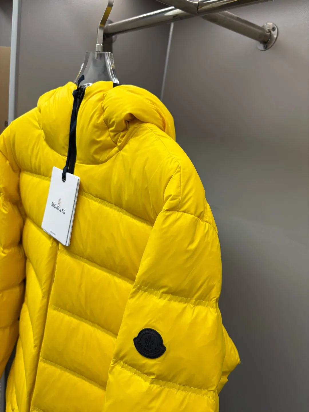 P980 Moncler's new color-blocked printed logo down jacket, classic black and white, same style for men and women, simple and high-end. Customized accessories at the counter, top-grade imported white duck down filling, both light and warm, say goodbye to bloat, and easily manage fashion and temperature~ Hooded design, windproof and stylish, whether worn inside or outside, it can add points to the style, adapt to various styles, so that you can go out coolly in the cold season~ Size: M-XXXL Color: black, white, yellow