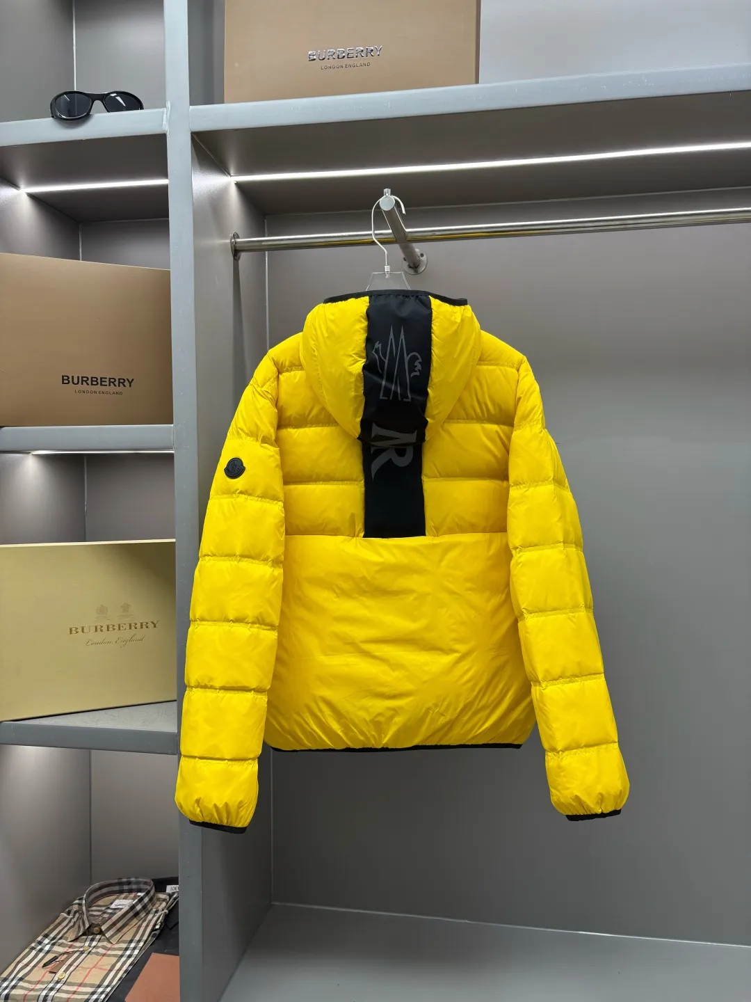 P980 Moncler's new color-blocked printed logo down jacket, classic black and white, same style for men and women, simple and high-end. Customized accessories at the counter, top-grade imported white duck down filling, both light and warm, say goodbye to bloat, and easily manage fashion and temperature~ Hooded design, windproof and stylish, whether worn inside or outside, it can add points to the style, adapt to various styles, so that you can go out coolly in the cold season~ Size: M-XXXL Color: black, white, yellow
