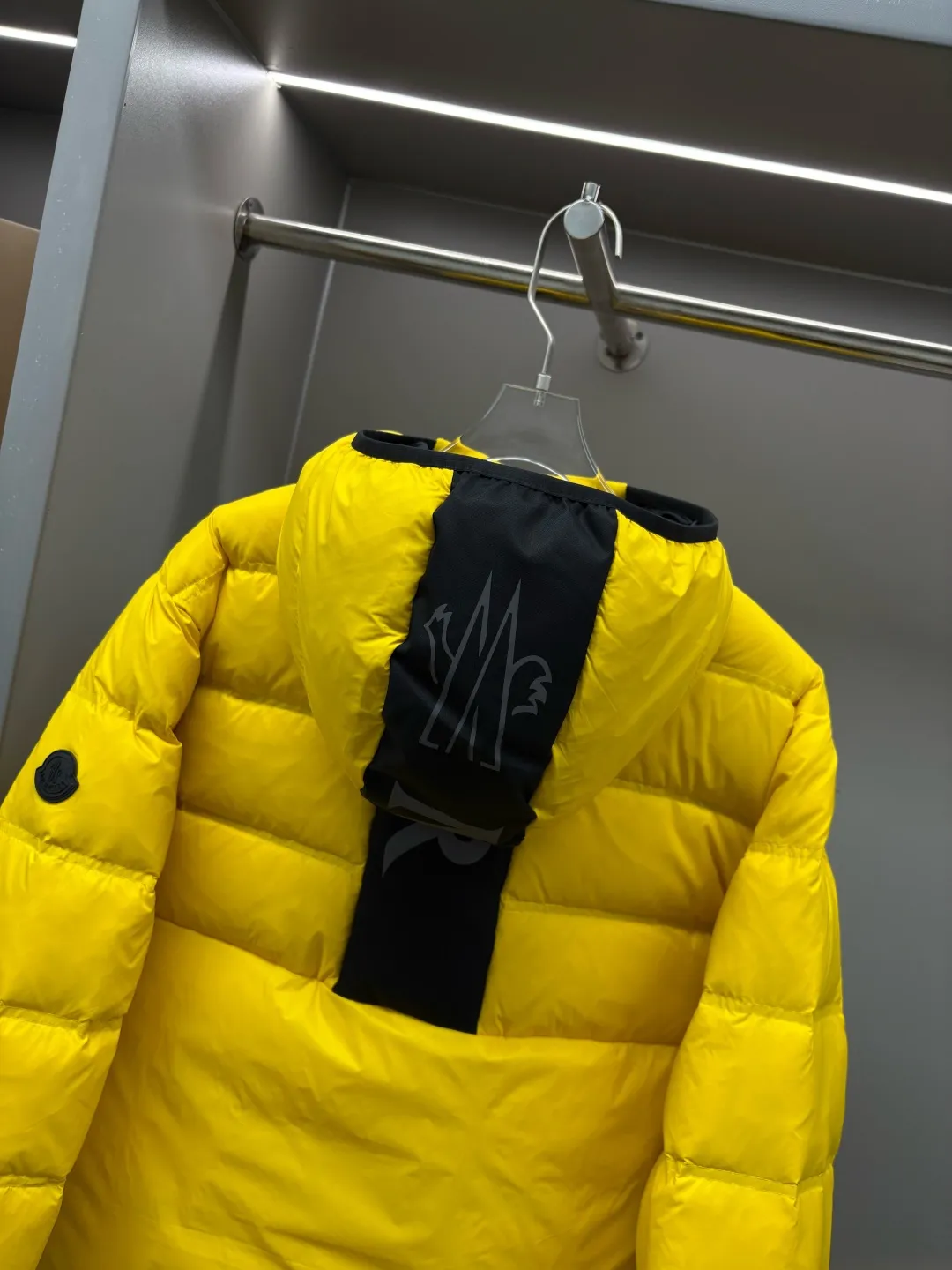 P980 Moncler's new color-blocked printed logo down jacket, classic black and white, same style for men and women, simple and high-end. Customized accessories at the counter, top-grade imported white duck down filling, both light and warm, say goodbye to bloat, and easily manage fashion and temperature~ Hooded design, windproof and stylish, whether worn inside or outside, it can add points to the style, adapt to various styles, so that you can go out coolly in the cold season~ Size: M-XXXL Color: black, white, yellow