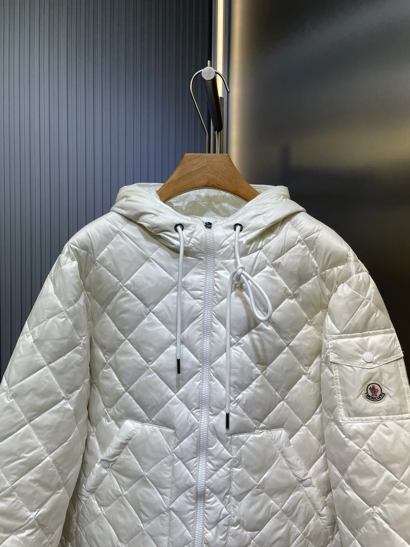 P790 MONCLER 🌟 25FW new arrival CAMICIA women's diamond quilted hooded short down jacket. This padded jacket is a practical item in the wardrobe, suitable for wearing in various seasons. Zippered design, made of lightweight longue saison fabric. Made of longue saison fabric Longue saison lining with down filling Adjustable hood zipper closure snap button closure pockets elastic cuffs size: s m l