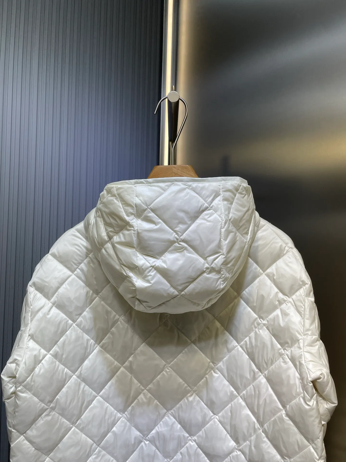 P790 MONCLER 🌟 25FW new arrival CAMICIA women's diamond quilted hooded short down jacket. This padded jacket is a practical item in the wardrobe, suitable for wearing in various seasons. Zippered design, made of lightweight longue saison fabric. Made of longue saison fabric Longue saison lining with down filling Adjustable hood zipper closure snap button closure pockets elastic cuffs size: s m l