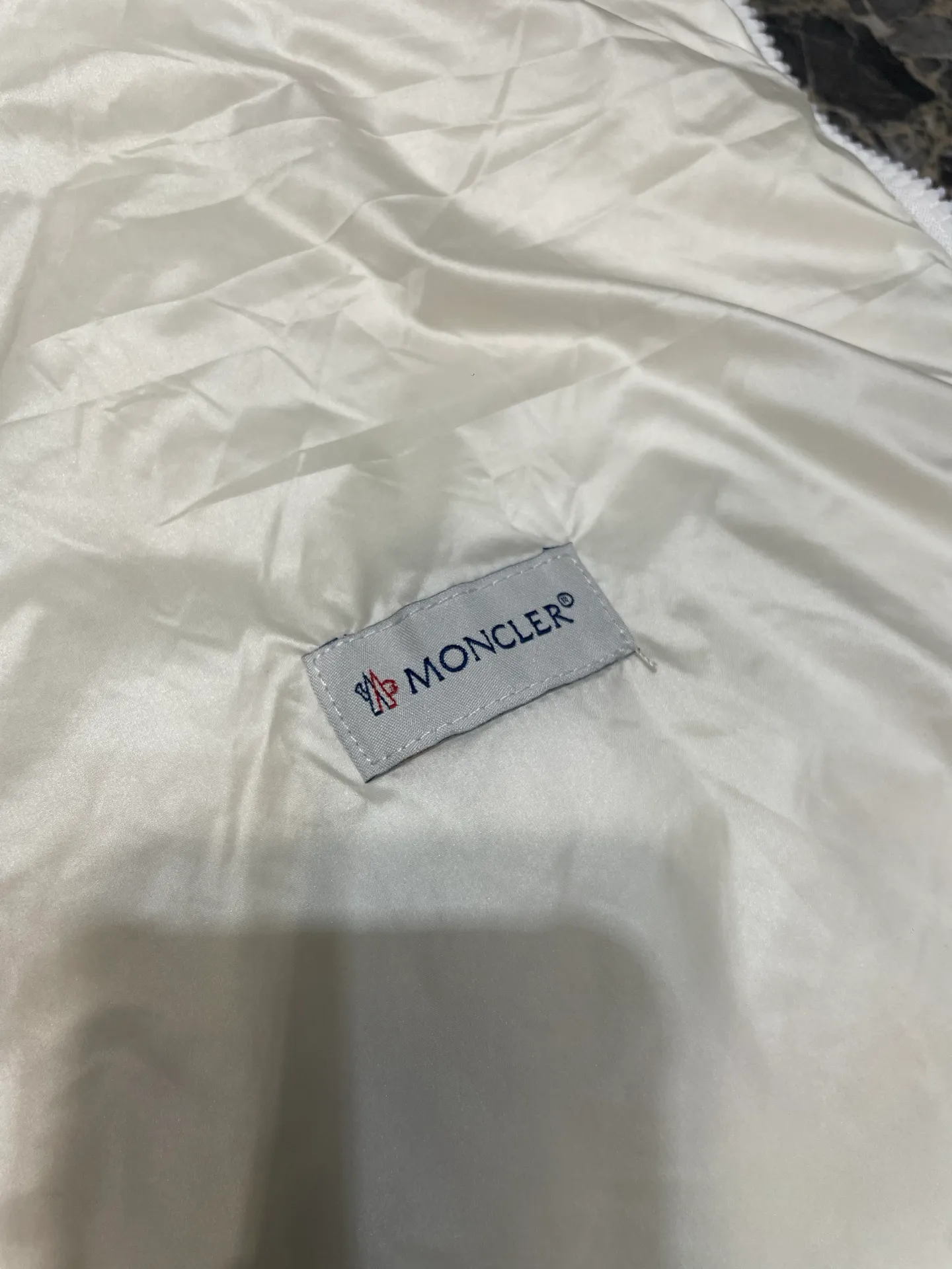 P790 MONCLER 🌟 25FW new arrival CAMICIA women's diamond quilted hooded short down jacket. This padded jacket is a practical item in the wardrobe, suitable for wearing in various seasons. Zippered design, made of lightweight longue saison fabric. Made of longue saison fabric Longue saison lining with down filling Adjustable hood zipper closure snap button closure pockets elastic cuffs size: s m l