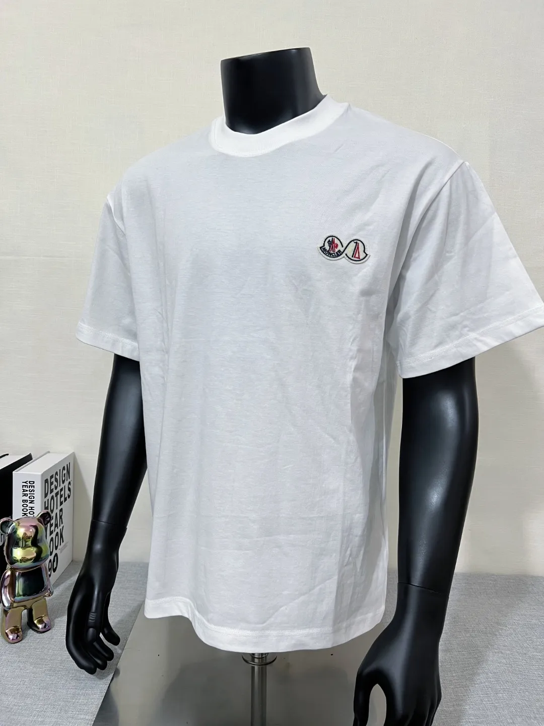 P140 MONCLER double-labeled classic model is on sale on the official website at the same time; the washable mark supports NFC scanning to enter the official website; 240g double yarn 100% cotton fabric is selected; the double-connected small label is embroidered with exquisite embroidery logo on the chest, and the details of the logo and letter are consistent with the official website; simple and classic style, versatile, durable and durable, the same style as the Internet celebrity star! Color: black white, size XS-L (can wear up to 200 pounds)